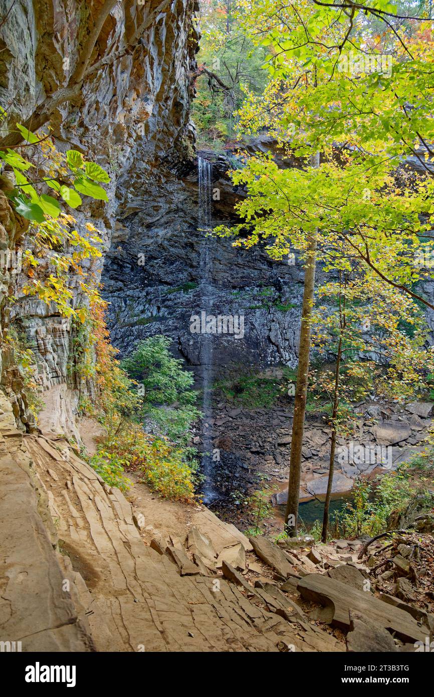 Vue de profil des chutes d'ozone se déversant sur le dessus avec très peu d'écoulement d'eau pendant une sécheresse dans le Tennessee par une journée ensoleillée en automne Banque D'Images