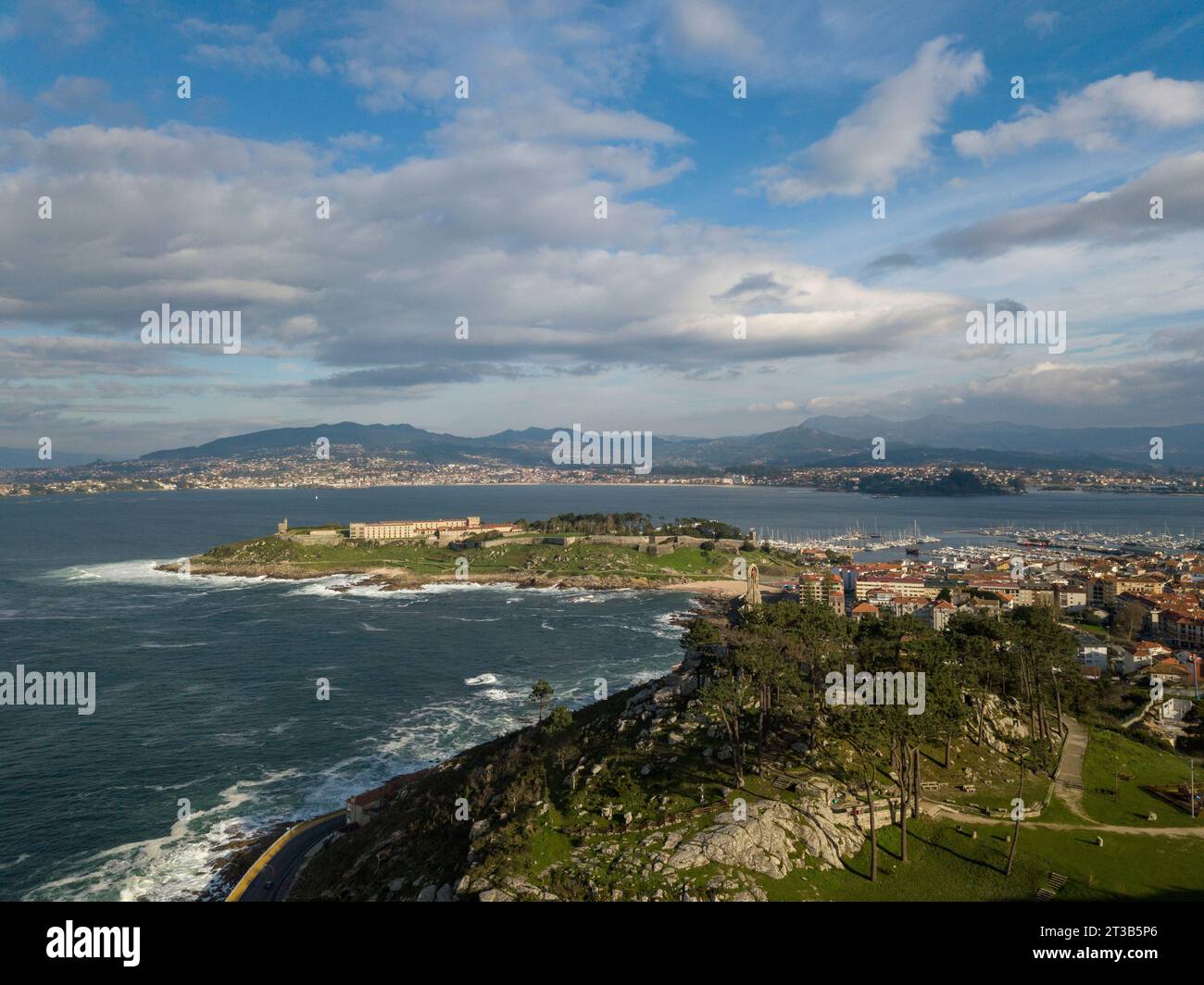 Vue sur le Parador de Baiona et le Virxe da Roca à Baiona. RIAS Baixas Banque D'Images