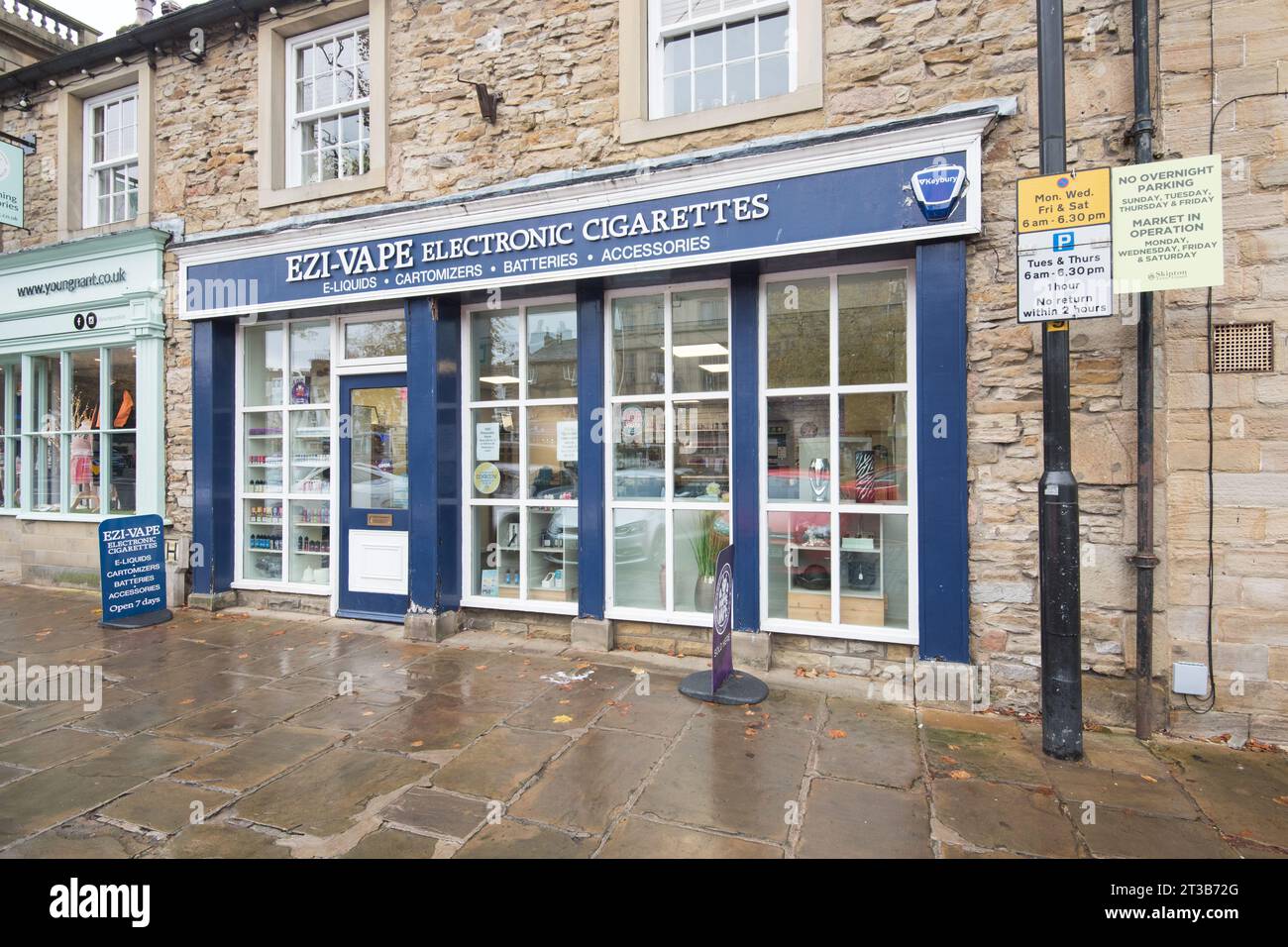 Cigarettes électroniques EZI-VAPE, Skipton High St, Craven area, North Yorkshire Banque D'Images