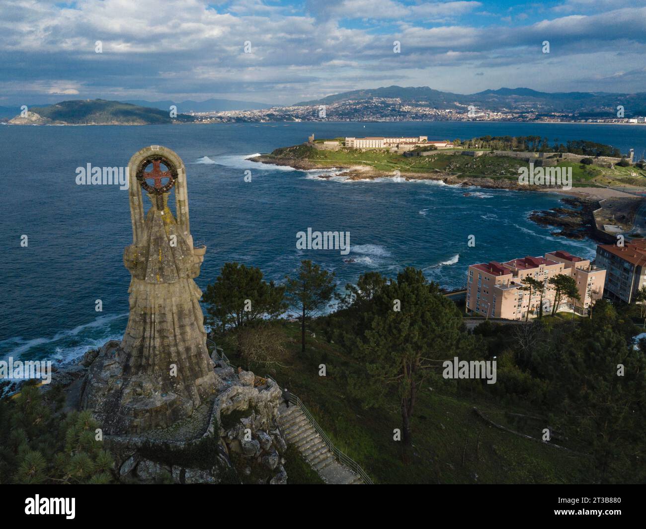 Vue sur le Parador de Baiona et le Virxe da Roca à Baiona. RIAS Baixas Banque D'Images