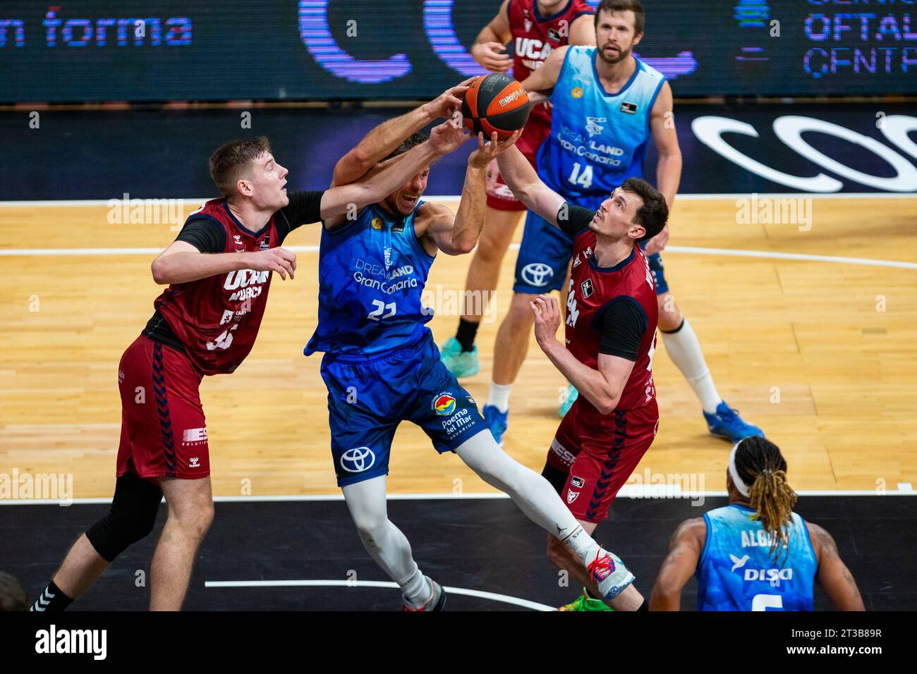 SIMON BIRGANDER pivot suédois de l'UCAM CB MURCIA ETHAN HAPP pivot américain de DREAMLAND CB GRAN CANARIA RODIONS KURUCS aile lettone de l'UCAM CB MURCIA Banque D'Images