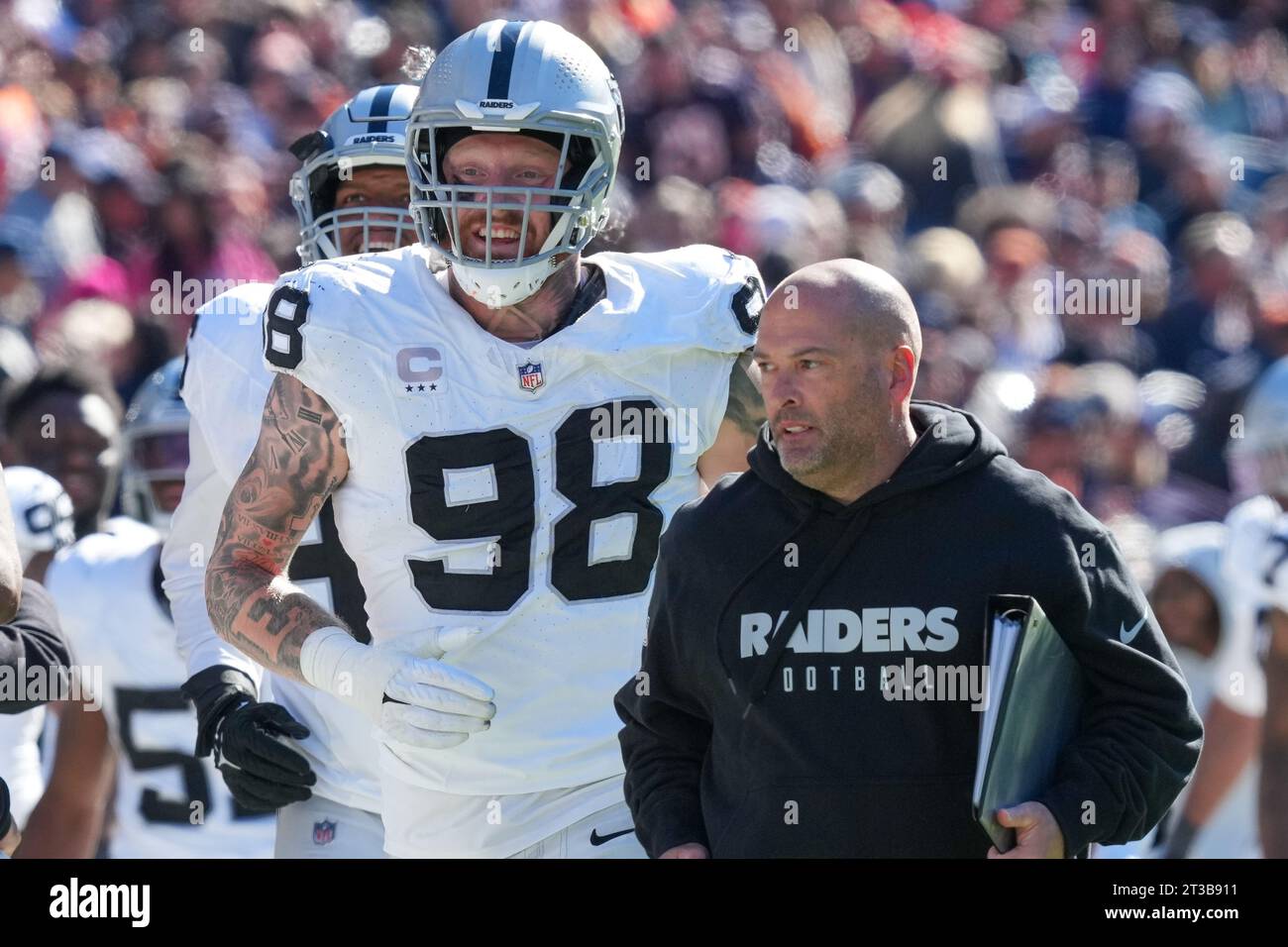 L'extrémité défensive des Raiders de Las Vegas Maxx Crosby (98) court dans le tunnel après la 1ère mi-temps lors du match de saison régulière de la NFL entre les Raiders de Las Vegas et les Bears de Chicago au Soldier Field à Chicago, il le 22 octobre 2023. Les Bears battent les Raiders 30-12. (Max Siker / image du sport) Banque D'Images