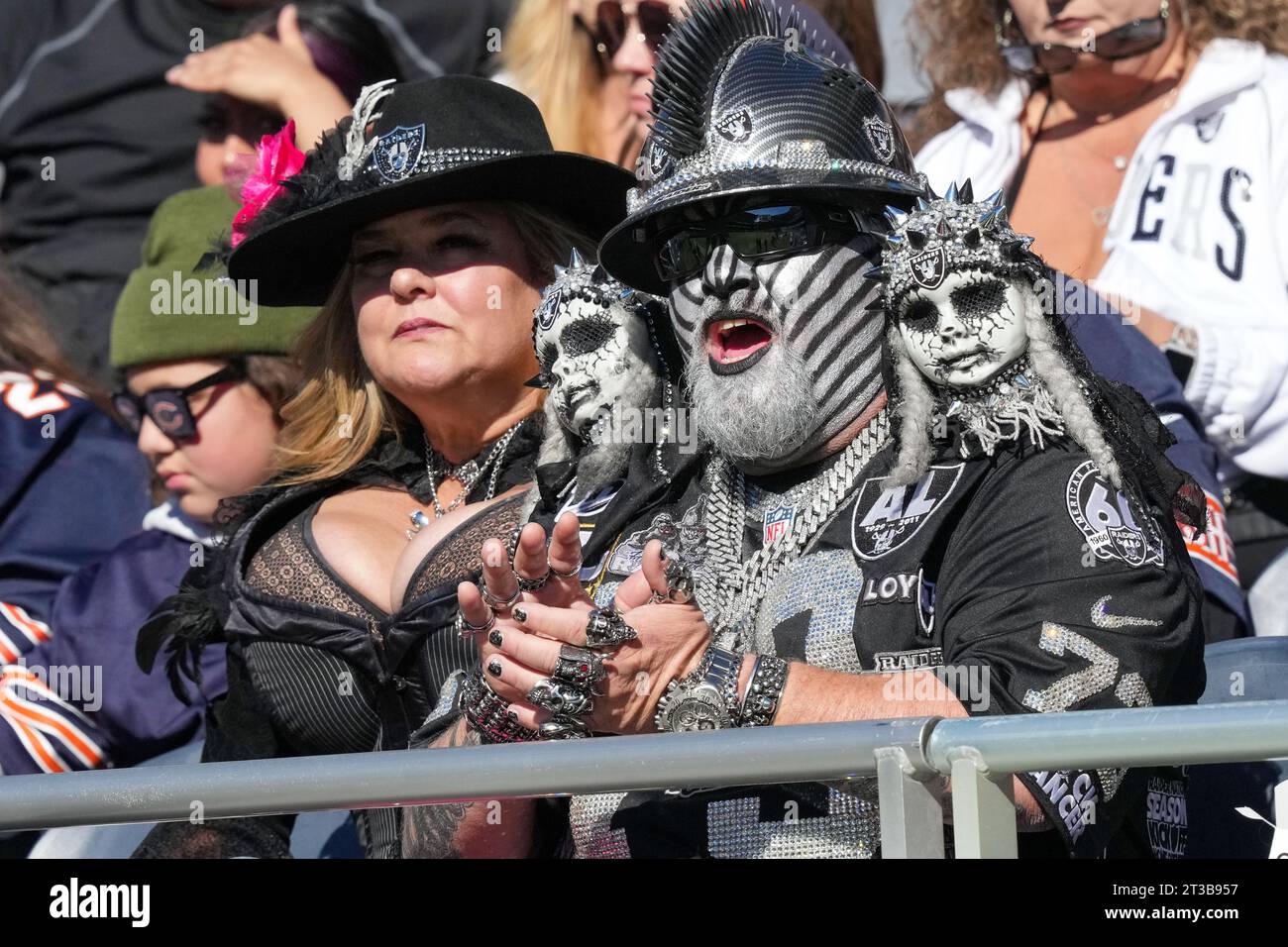 Les fans des Raiders de Las Vegas soutiennent l'équipe lors du match de saison régulière de la NFL entre les Raiders de Las Vegas et les Bears de Chicago au Soldier Field à Chicago, Illinois, le 22 octobre 2023. Les Bears battent les Raiders 30-12. (Max Siker / image du sport) Banque D'Images