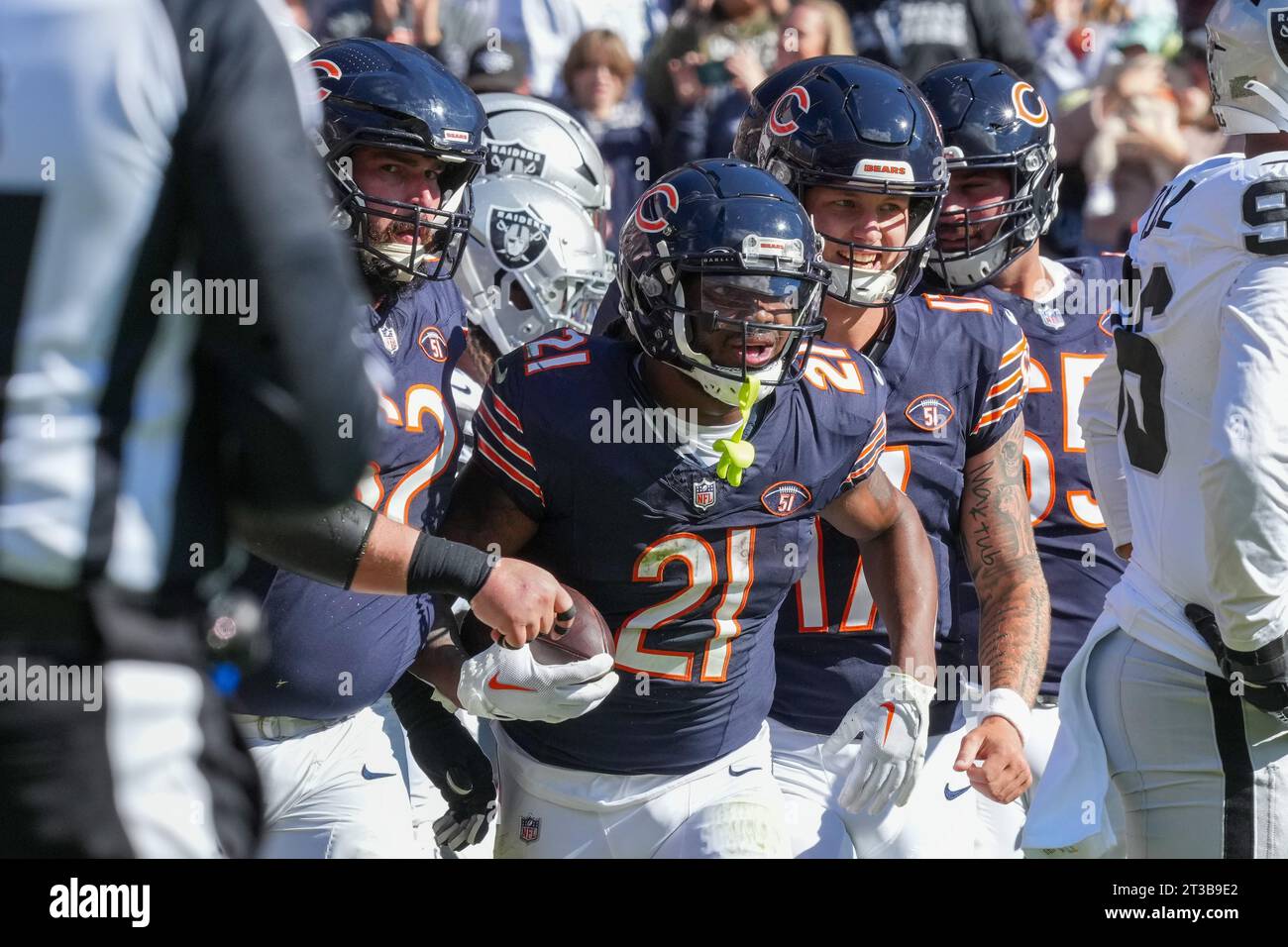 Chicago Bears Running Back D'Onta Foreman (21 ans) célèbre un touchdown avec ses coéquipiers lors du match de saison régulière de la NFL entre les Raiders de Las Vegas et les Bears de Chicago au Soldier Field à Chicago, il le 22 octobre 2023. Les Bears battent les Raiders 30-12. (Max Siker / image du sport) Banque D'Images