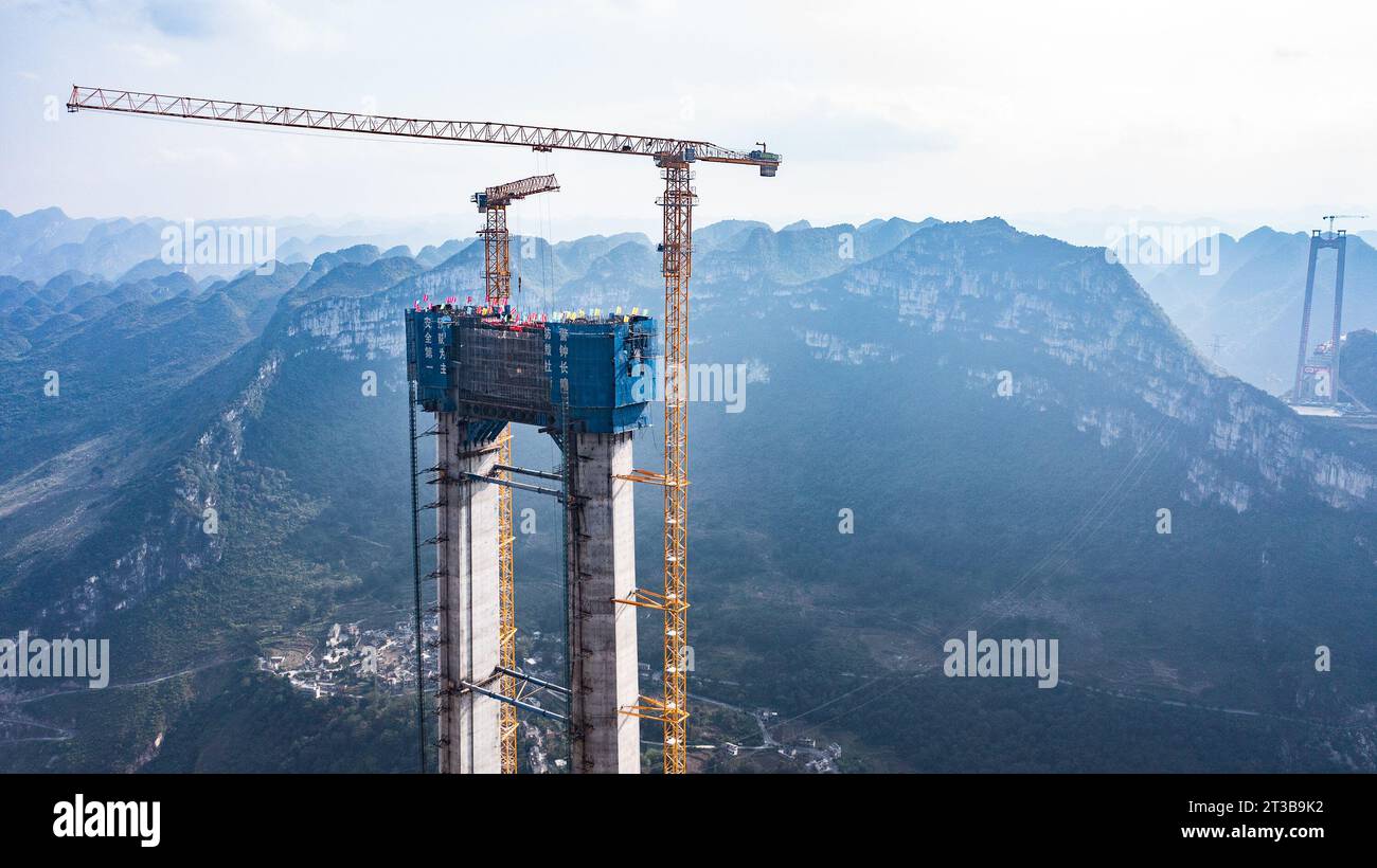 Guanling. 24 octobre 2023. Cette photo aérienne prise le 24 octobre 2023 montre une tour principale du pont du Grand canyon de Huajiang dans la province du Guizhou, dans le sud-ouest de la Chine. La dernière tour principale du pont du grand canyon Huajiang a été achevée mardi dans la province du Guizhou, dans le sud-ouest de la Chine, marquant une étape importante dans la construction du pont le plus haut du monde. Avec une hauteur conçue de 625 mètres entre le pont et la rivière Beipanjiang ci-dessous, le pont du grand canyon Huajiang devrait être le plus haut du monde après son achèvement en 2025. Crédit : Tao Liang/Xinhua/Alamy Live News Banque D'Images