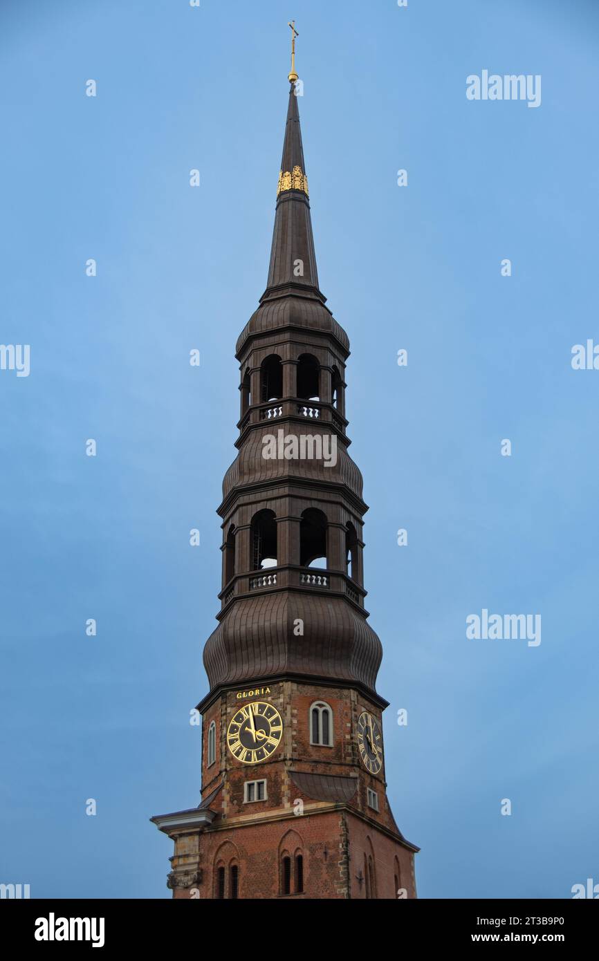 La tour de l'église principale de St. Katharinen à Hambourg Banque D'Images