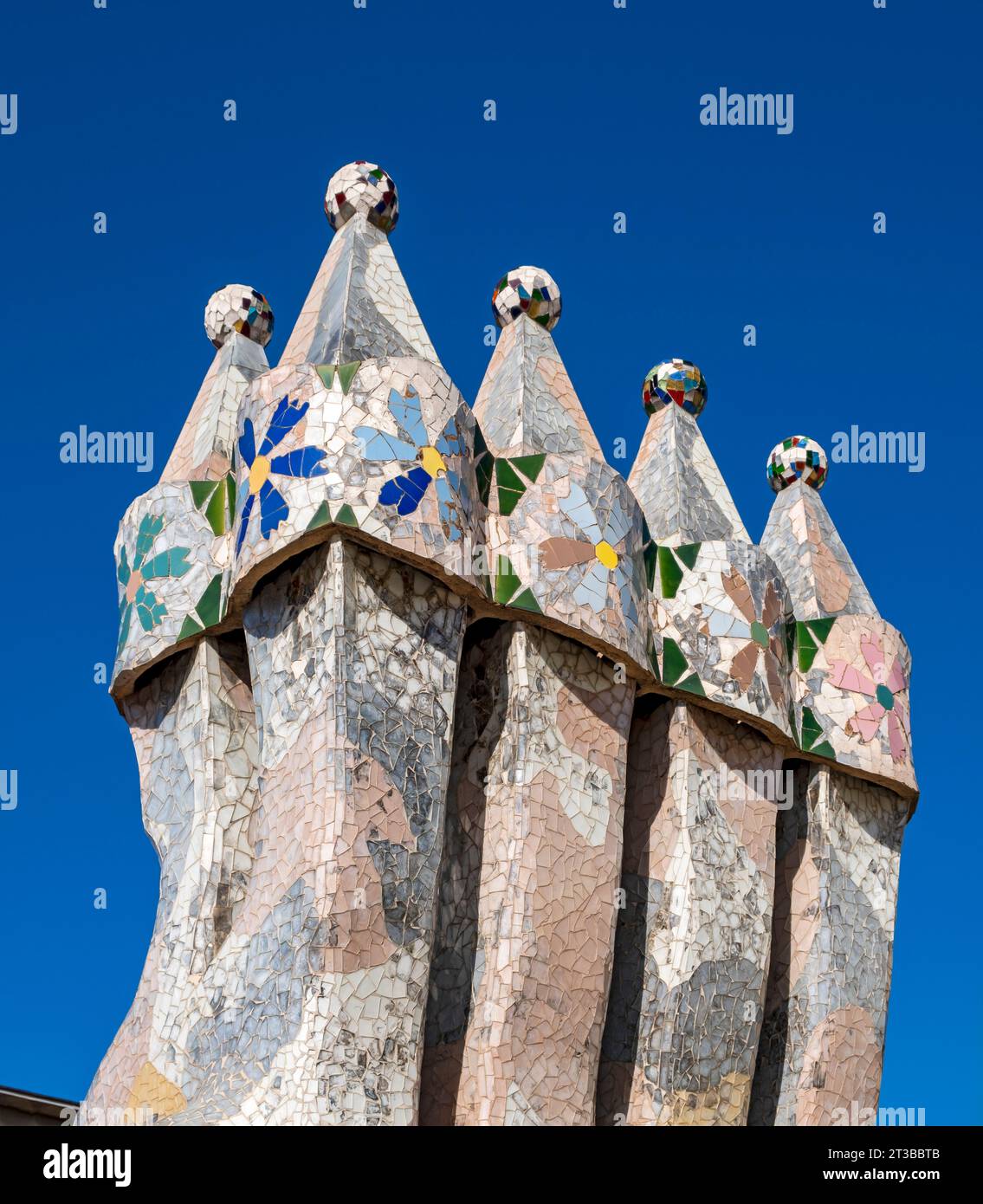 Cheminées sur le toit de Casa Batllo par Antoni Gaudi, Barcelone ...