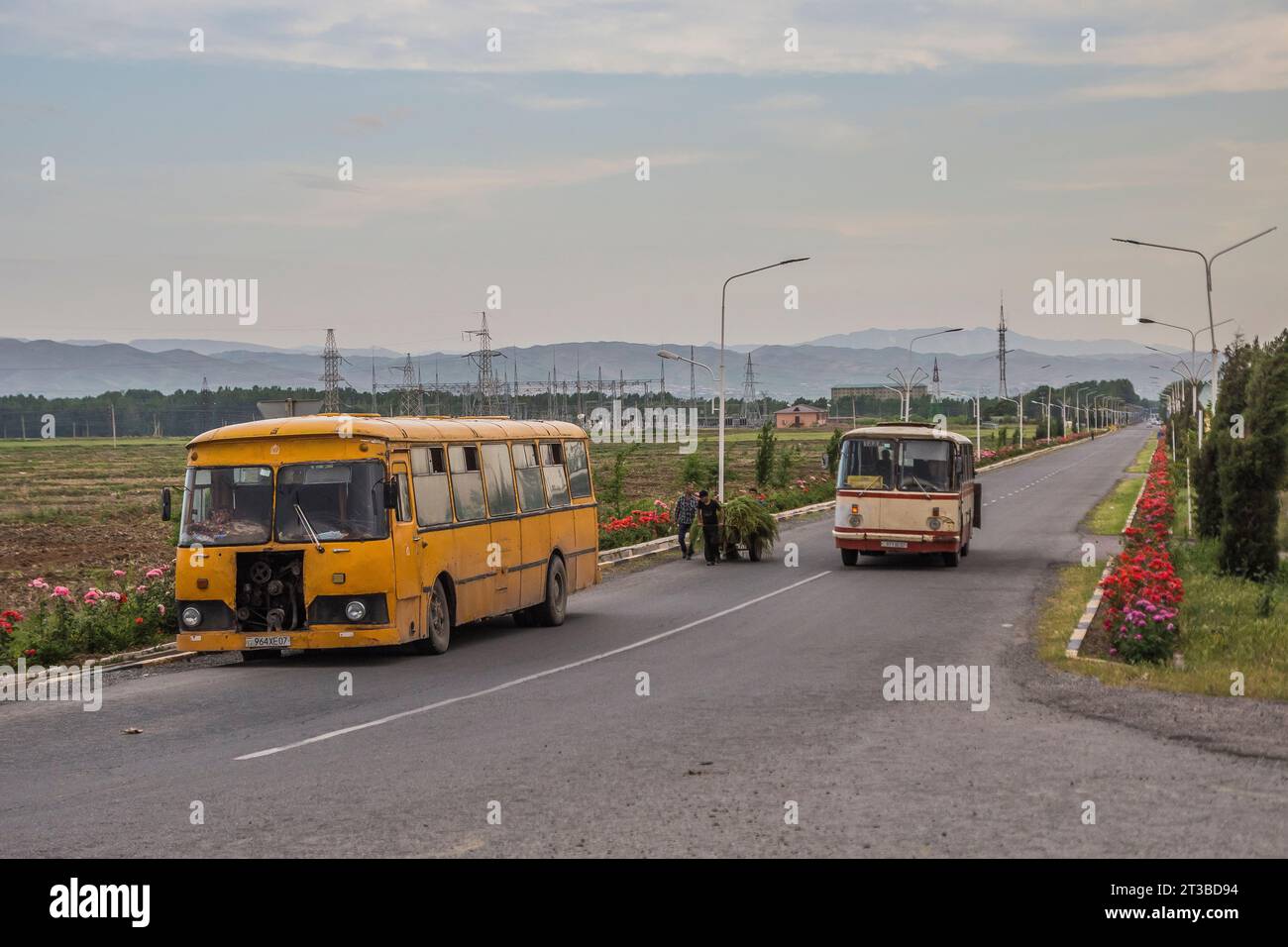 29.04.2022. Tadjikistan, près de Tursunzoda. Liaz-677 et LAZ-695 avec des ouvriers. Banque D'Images