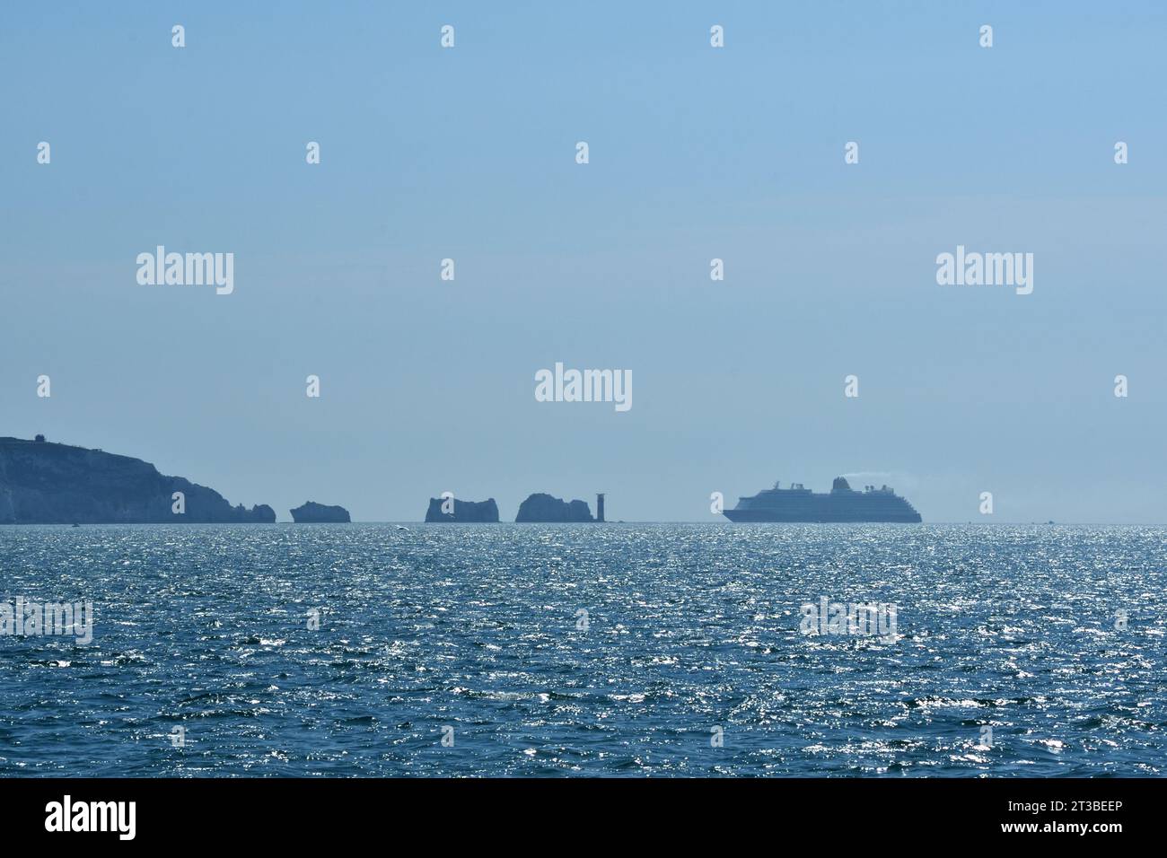 Un bateau de croisière passe près des Needles sur l'île de Wight. Banque D'Images