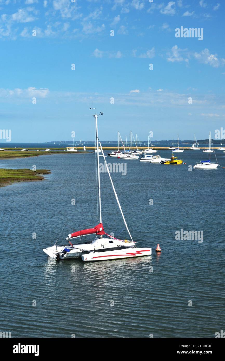 Yachts amarrés à Mount Lake, une partie de Keyhaven Marshes, sur la côte sud. Banque D'Images