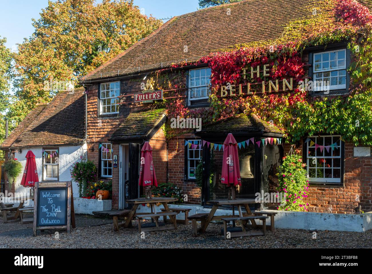 Pub d'automne, The Bell Inn couvert de rouge virginie Creeper en octobre, Outwood, Surrey, Angleterre, Royaume-Uni Banque D'Images