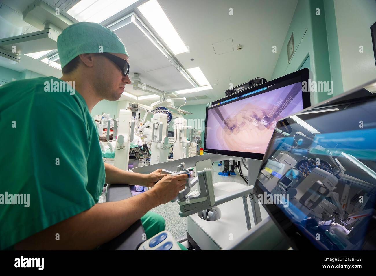 OP-Roboter HUGO Pressevorstellung. OP-Roboter HUGO kommt erstmals in Deutschland in der urologie zum Einsatz am Universitätsklinikum Dresden fand die deutschlandweit erste Operation mit dem OP-Roboter HUGO in der urologie statt. Deutschlandweit gibt es nur vier weitere Standorte mit dieser Ausstattung. Der Roboter ist künftig nicht nur Teil einer modernen Patientenversorgung für minimalinvasive Eingriffe, sondern kommt auch in der Forschung und Ausbildung zum Einsatz. Dresde Sachsen Deutschland *** OP robot HUGO Présentation OP robot HUGO est utilisé pour la première fois en Allemagne en urologie Banque D'Images