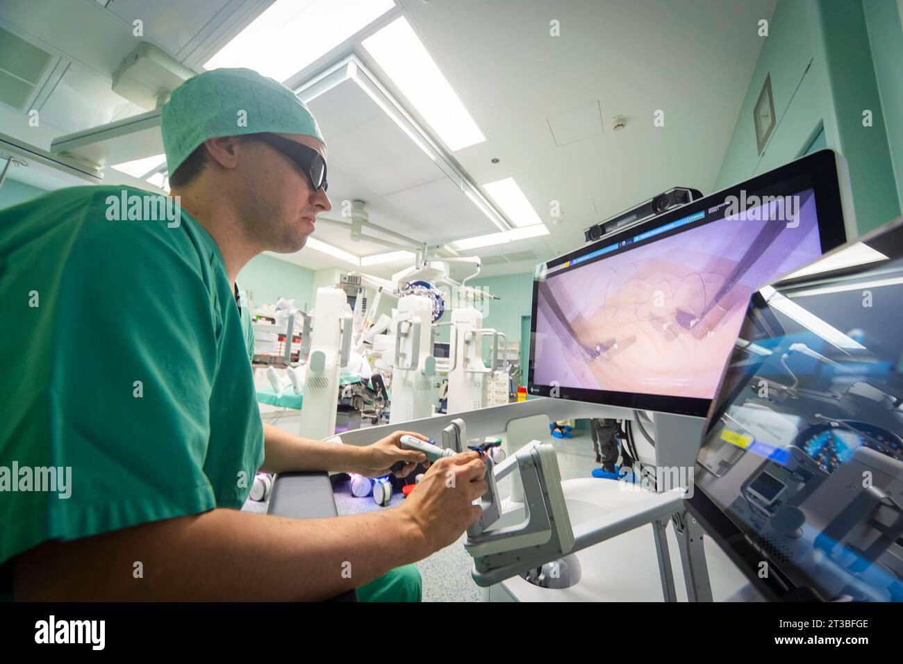 OP-Roboter HUGO Pressevorstellung. OP-Roboter HUGO kommt erstmals in Deutschland in der urologie zum Einsatz am Universitätsklinikum Dresden fand die deutschlandweit erste Operation mit dem OP-Roboter HUGO in der urologie statt. Deutschlandweit gibt es nur vier weitere Standorte mit dieser Ausstattung. Der Roboter ist künftig nicht nur Teil einer modernen Patientenversorgung für minimalinvasive Eingriffe, sondern kommt auch in der Forschung und Ausbildung zum Einsatz. Dresde Sachsen Deutschland *** OP robot HUGO Présentation OP robot HUGO est utilisé pour la première fois en Allemagne en urologie Banque D'Images