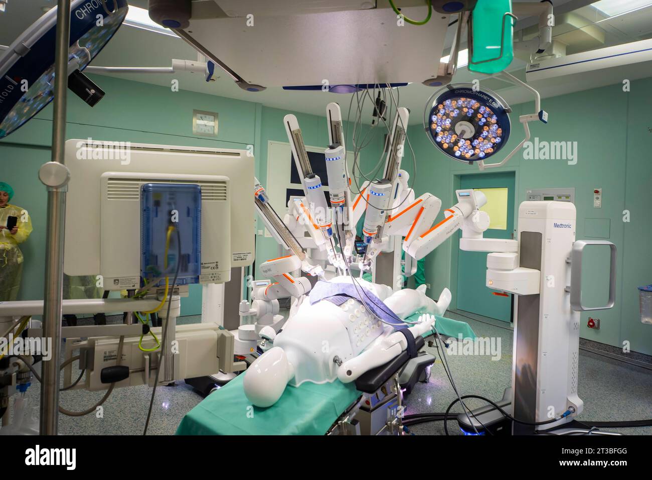 OP-Roboter HUGO Pressevorstellung. OP-Roboter HUGO kommt erstmals in Deutschland in der urologie zum Einsatz am Universitätsklinikum Dresden fand die deutschlandweit erste Operation mit dem OP-Roboter HUGO in der urologie statt. Deutschlandweit gibt es nur vier weitere Standorte mit dieser Ausstattung. Der Roboter ist künftig nicht nur Teil einer modernen Patientenversorgung für minimalinvasive Eingriffe, sondern kommt auch in der Forschung und Ausbildung zum Einsatz. Dresde Sachsen Deutschland *** OP robot HUGO Présentation OP robot HUGO est utilisé pour la première fois en Allemagne en urologie Banque D'Images