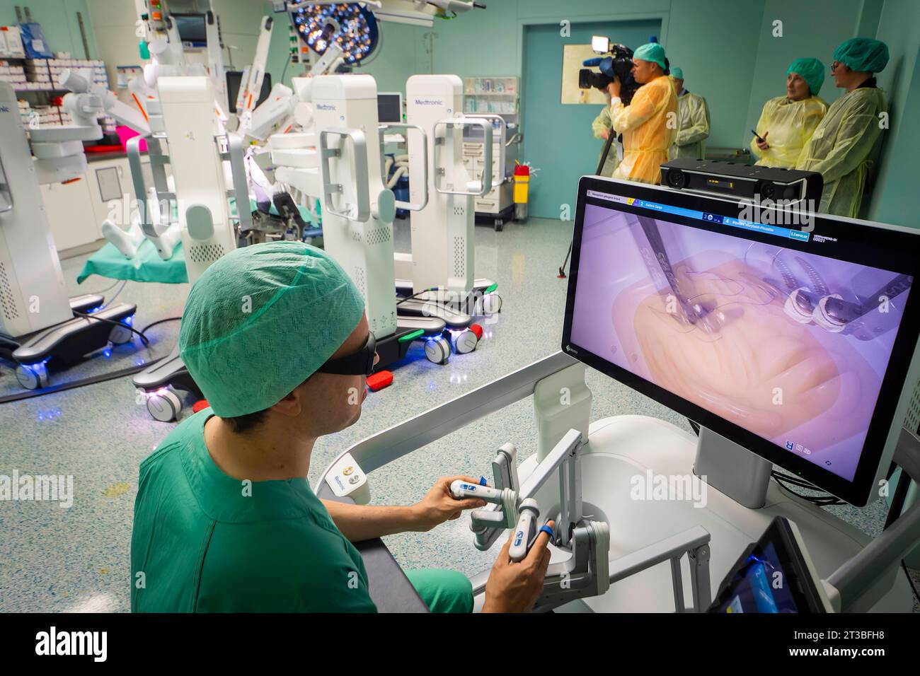 OP-Roboter HUGO Pressevorstellung. OP-Roboter HUGO kommt erstmals in Deutschland in der urologie zum Einsatz am Universitätsklinikum Dresden fand die deutschlandweit erste Operation mit dem OP-Roboter HUGO in der urologie statt. Deutschlandweit gibt es nur vier weitere Standorte mit dieser Ausstattung. Der Roboter ist künftig nicht nur Teil einer modernen Patientenversorgung für minimalinvasive Eingriffe, sondern kommt auch in der Forschung und Ausbildung zum Einsatz. Dresde Sachsen Deutschland *** OP robot HUGO Présentation OP robot HUGO est utilisé pour la première fois en Allemagne en urologie Banque D'Images