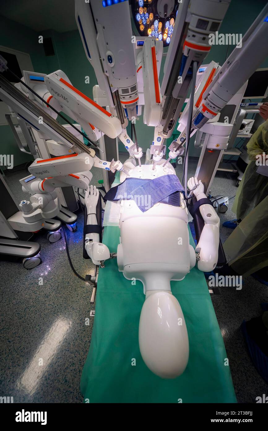 OP-Roboter HUGO Pressevorstellung. OP-Roboter HUGO kommt erstmals in Deutschland in der urologie zum Einsatz am Universitätsklinikum Dresden fand die deutschlandweit erste Operation mit dem OP-Roboter HUGO in der urologie statt. Deutschlandweit gibt es nur vier weitere Standorte mit dieser Ausstattung. Der Roboter ist künftig nicht nur Teil einer modernen Patientenversorgung für minimalinvasive Eingriffe, sondern kommt auch in der Forschung und Ausbildung zum Einsatz. Dresde Sachsen Deutschland *** OP robot HUGO Présentation OP robot HUGO est utilisé pour la première fois en Allemagne en urologie Banque D'Images