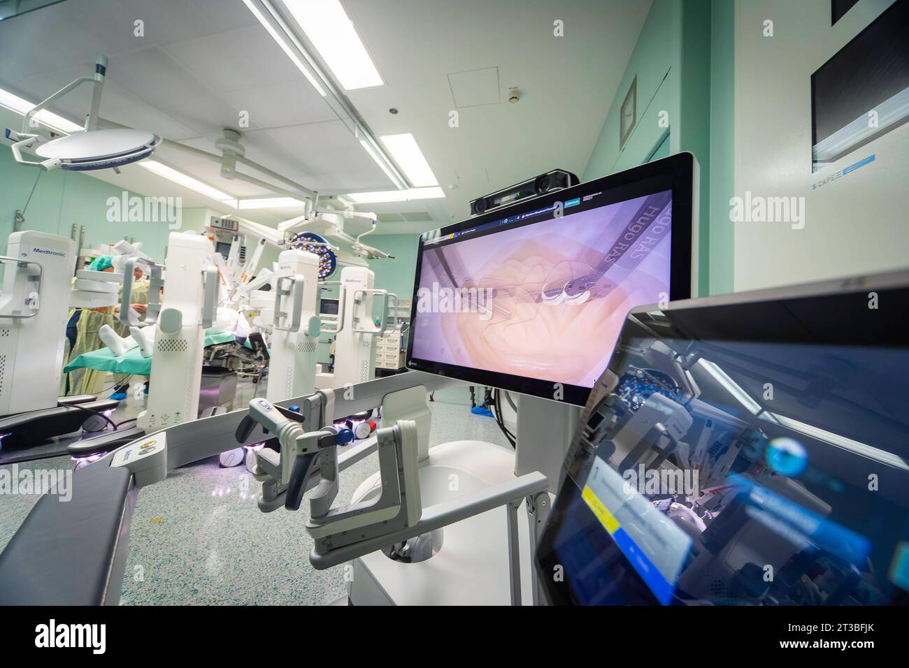 OP-Roboter HUGO Pressevorstellung. OP-Roboter HUGO kommt erstmals in Deutschland in der urologie zum Einsatz am Universitätsklinikum Dresden fand die deutschlandweit erste Operation mit dem OP-Roboter HUGO in der urologie statt. Deutschlandweit gibt es nur vier weitere Standorte mit dieser Ausstattung. Der Roboter ist künftig nicht nur Teil einer modernen Patientenversorgung für minimalinvasive Eingriffe, sondern kommt auch in der Forschung und Ausbildung zum Einsatz. Dresde Sachsen Deutschland *** OP robot HUGO Présentation OP robot HUGO est utilisé pour la première fois en Allemagne en urologie Banque D'Images