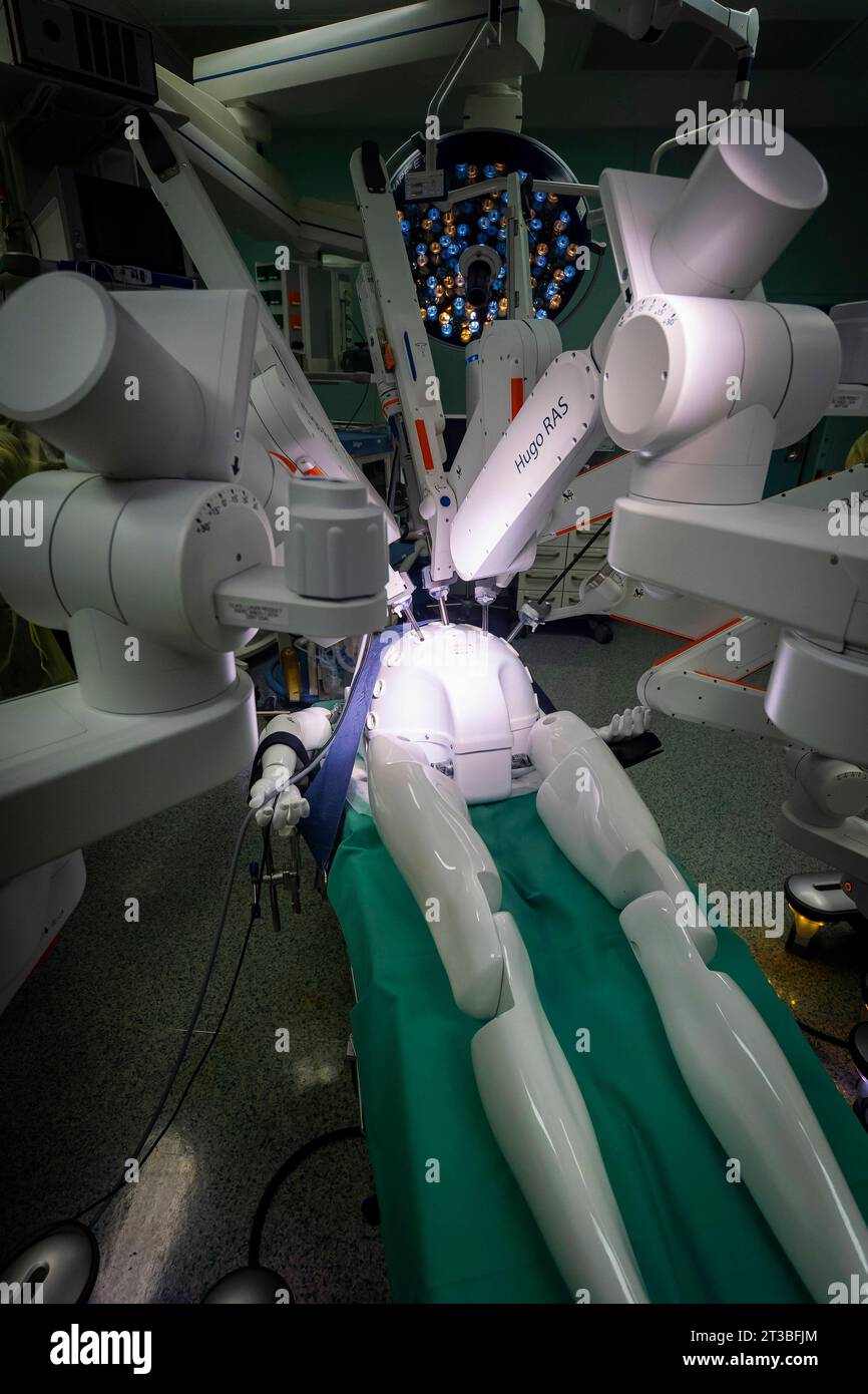OP-Roboter HUGO Pressevorstellung. OP-Roboter HUGO kommt erstmals in Deutschland in der urologie zum Einsatz am Universitätsklinikum Dresden fand die deutschlandweit erste Operation mit dem OP-Roboter HUGO in der urologie statt. Deutschlandweit gibt es nur vier weitere Standorte mit dieser Ausstattung. Der Roboter ist künftig nicht nur Teil einer modernen Patientenversorgung für minimalinvasive Eingriffe, sondern kommt auch in der Forschung und Ausbildung zum Einsatz. Dresde Sachsen Deutschland *** OP robot HUGO Présentation OP robot HUGO est utilisé pour la première fois en Allemagne en urologie Banque D'Images