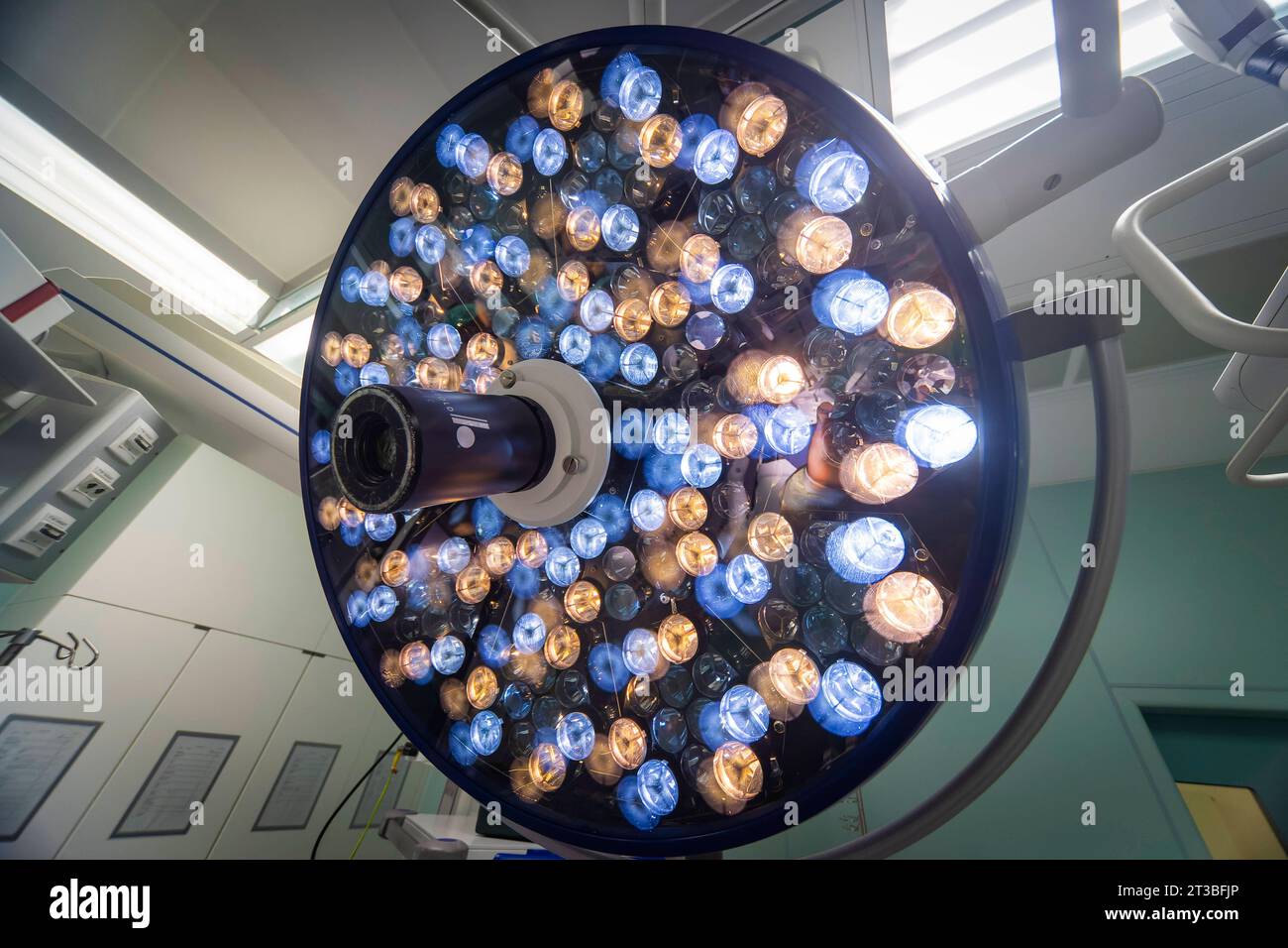 OP-Roboter HUGO Pressevorstellung. OP-Roboter HUGO kommt erstmals in Deutschland in der urologie zum Einsatz am Universitätsklinikum Dresden fand die deutschlandweit erste Operation mit dem OP-Roboter HUGO in der urologie statt. Deutschlandweit gibt es nur vier weitere Standorte mit dieser Ausstattung. Der Roboter ist künftig nicht nur Teil einer modernen Patientenversorgung für minimalinvasive Eingriffe, sondern kommt auch in der Forschung und Ausbildung zum Einsatz. Dresde Sachsen Deutschland *** OP robot HUGO Présentation OP robot HUGO est utilisé pour la première fois en Allemagne en urologie Banque D'Images