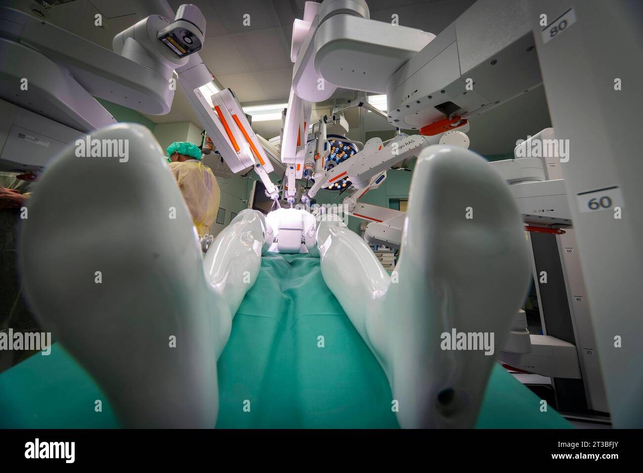 OP-Roboter HUGO Pressevorstellung. OP-Roboter HUGO kommt erstmals in Deutschland in der urologie zum Einsatz am Universitätsklinikum Dresden fand die deutschlandweit erste Operation mit dem OP-Roboter HUGO in der urologie statt. Deutschlandweit gibt es nur vier weitere Standorte mit dieser Ausstattung. Der Roboter ist künftig nicht nur Teil einer modernen Patientenversorgung für minimalinvasive Eingriffe, sondern kommt auch in der Forschung und Ausbildung zum Einsatz. Dresde Sachsen Deutschland *** OP robot HUGO Présentation OP robot HUGO est utilisé pour la première fois en Allemagne en urologie Banque D'Images