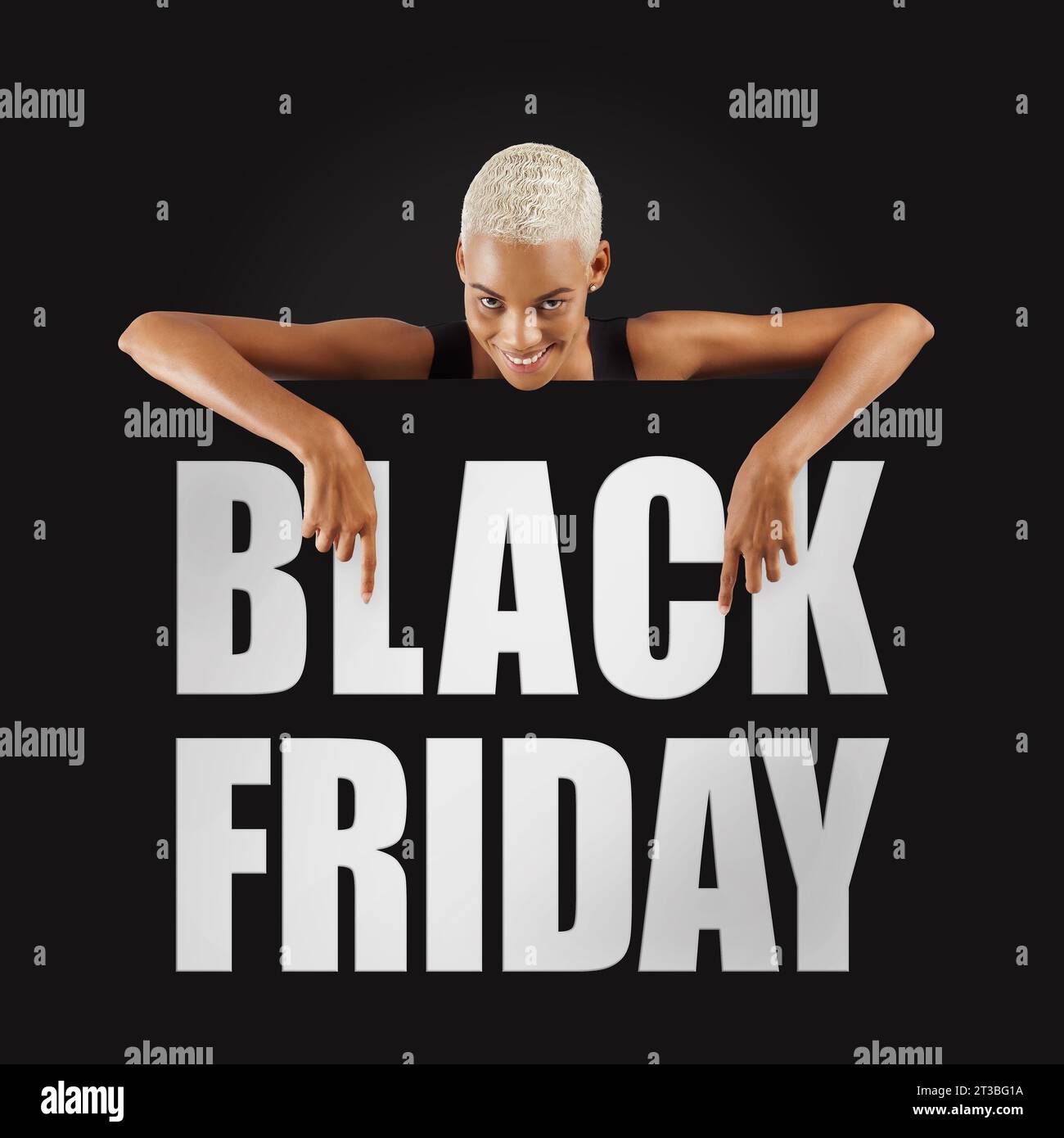 Shopping du Vendredi fou. Femme noire souriante pointant vers un texte Black Friday sur le signe commercial de bannière publicitaire. Panneaux publicitaires pour magasins et centres commerciaux Banque D'Images