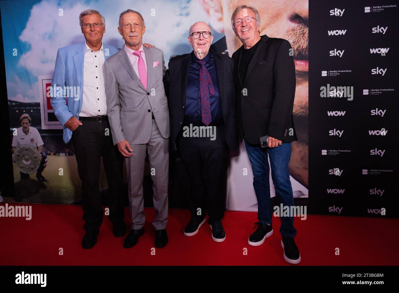 Cologne, Allemagne. 24 octobre 2023. Football : première du documentaire 'Daum - Triumphs & scandaless' à la Residenz : Christoph Daum (2e à partir de la gauche) et Reiner Calmund (2e à partir de la droite), Werner Schulze-Erdel (à droite) et Wolfgang Bisbach (à gauche) sur le tapis rouge. Daum a 70 ans aujourd'hui. Crédit : Rolf Vennenbernd/dpa/Alamy Live News Banque D'Images