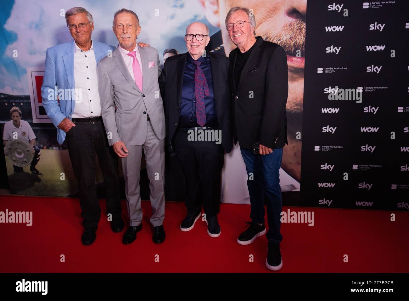Cologne, Allemagne. 24 octobre 2023. Football : première du documentaire 'Daum - Triumphs & scandaless' à la Residenz : Christoph Daum (2e à partir de la gauche) et Reiner Calmund (2e à partir de la droite), Werner Schulze-Erdel (à droite) et Wolfgang Bisbach (à gauche) sur le tapis rouge. Daum a 70 ans aujourd'hui. Crédit : Rolf Vennenbernd/dpa/Alamy Live News Banque D'Images