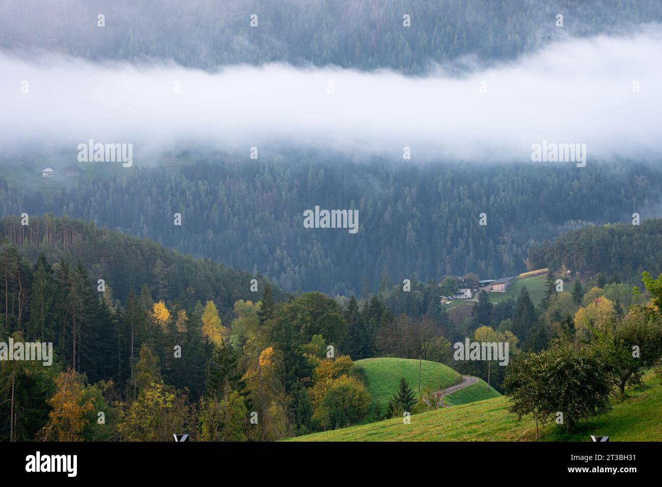 Image d'automne passionnante de nuages au-dessus de la vallée de Puster dans le Tyrol du Sud, Italie. Banque D'Images