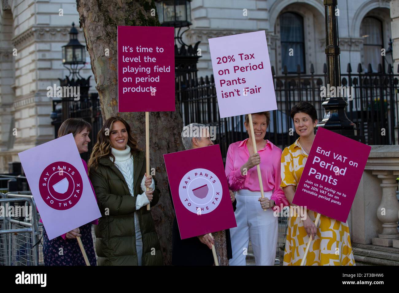 Londres, Royaume-Uni. 24 octobre 2023. Une manifestation devant Downing Street contre la TVA sur Period Pants Credit : Richard Lincoln/Alamy Live News Banque D'Images