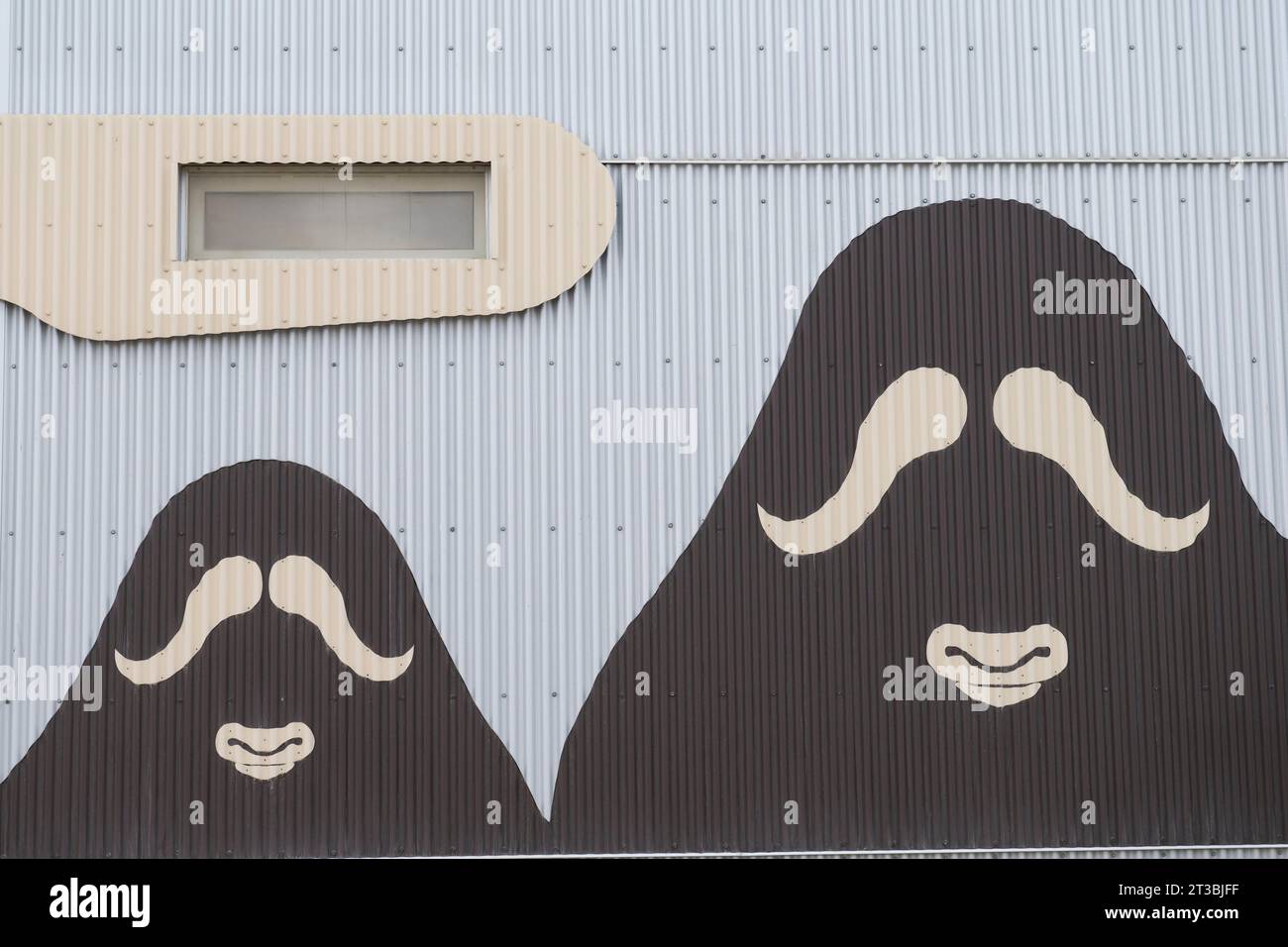 Canada, Nunavut, île King William, Gjoa Haven, Nattlik Heritage Centre. Motif de bœuf musqué stylisé à l'extérieur du bâtiment. Banque D'Images