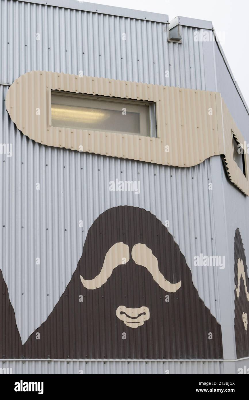 Canada, Nunavut, île King William, Gjoa Haven, Nattlik Heritage Centre. Motif de bœuf musqué stylisé à l'extérieur du bâtiment. Banque D'Images