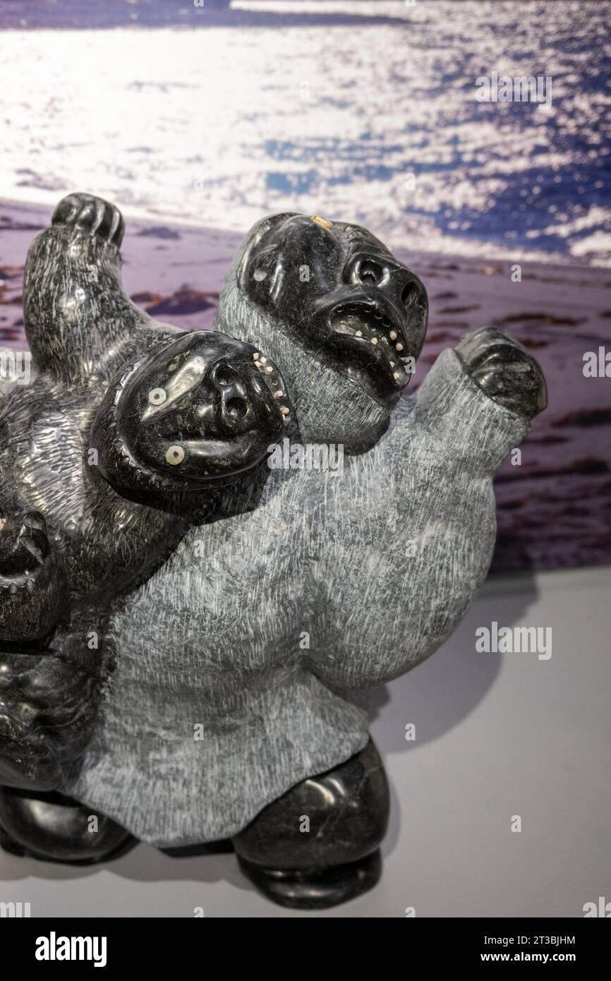 Canada, Nunavut, île King William, Gjoa Haven. Nattlik Heritage Centre, intérieur. Sculpture traditionnelle en stéatite, ours. Banque D'Images