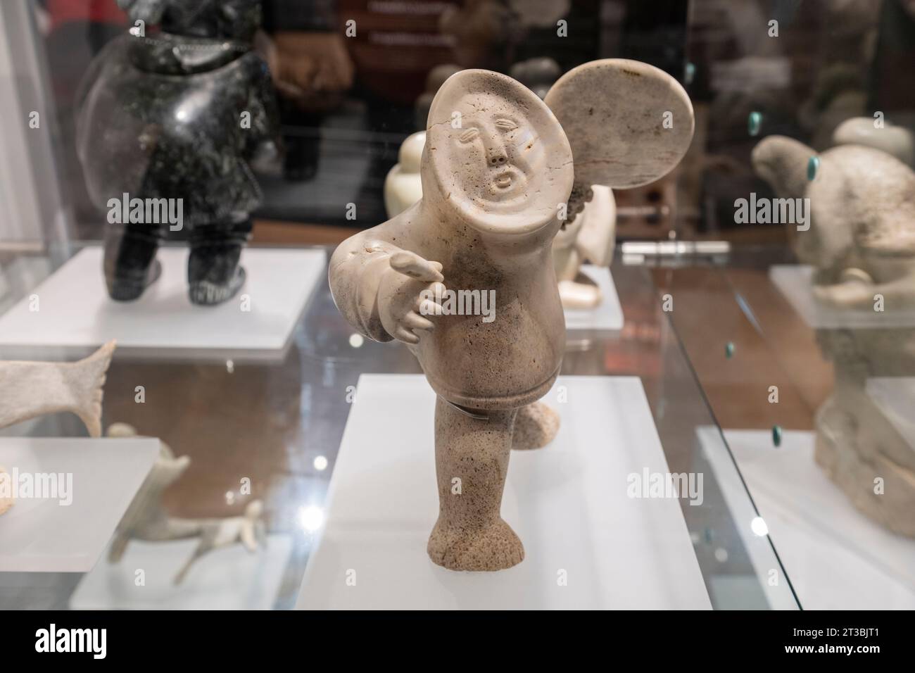 Canada, Nunavut, île King William, Gjoa Haven. Nattlik Heritage Centre, intérieur. Sculpture traditionnelle en os de baleine, vers 1970. Banque D'Images