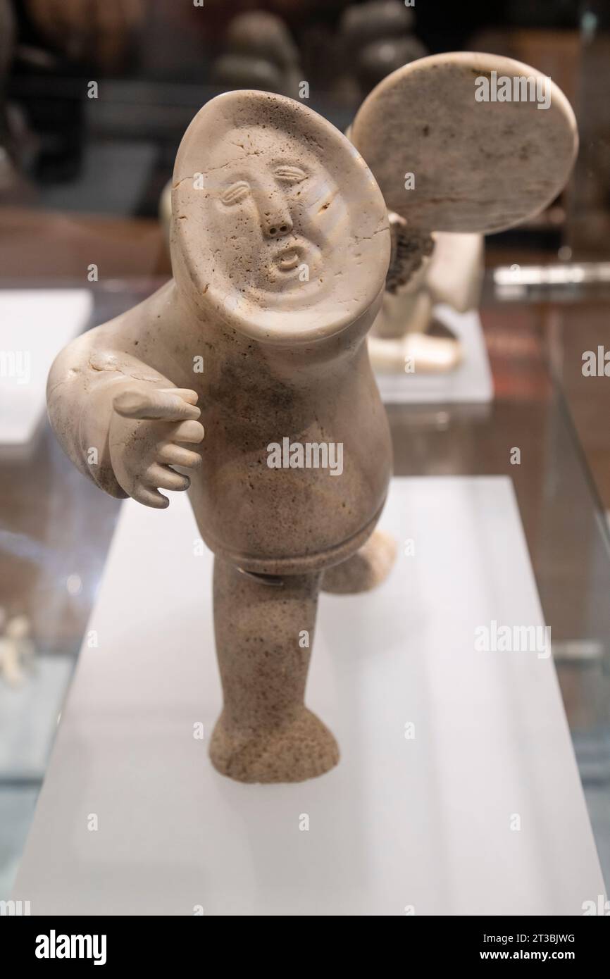 Canada, Nunavut, île King William, Gjoa Haven. Nattlik Heritage Centre, intérieur. Sculpture traditionnelle en os de baleine, vers 1970. Banque D'Images