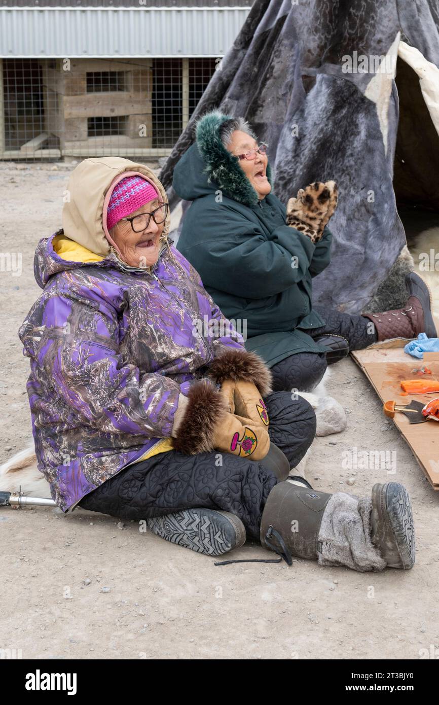 Canada, Nunavut, île King William, Gjoa Haven. Des femmes âgées heureuses de la communauté devant le Nattlik Heritage Centre. Banque D'Images