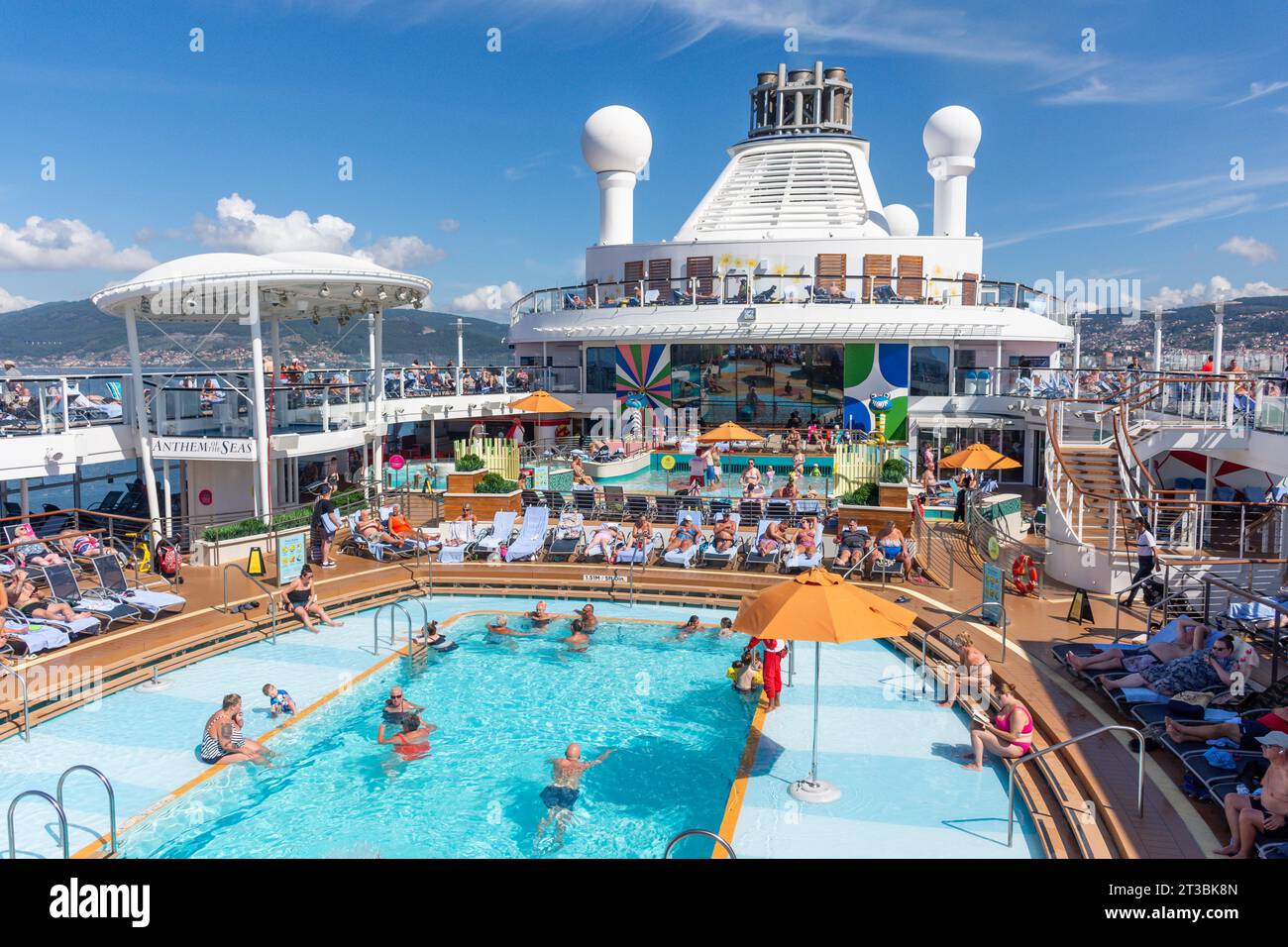 Pont de la piscine sur le navire de croisière Royal Caribbean 'Anthem of the Seas' à quai à Puerto de Vigo, Vigo, province de Pontevedra, Galice, Royaume d'Espagne Banque D'Images