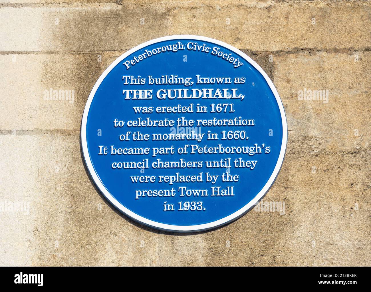 Plaque bleue sur le mur du Guildhall (Butter Cross), Cathedral Square, Peterborough, Cambridgeshire, Angleterre, Royaume-Uni Banque D'Images