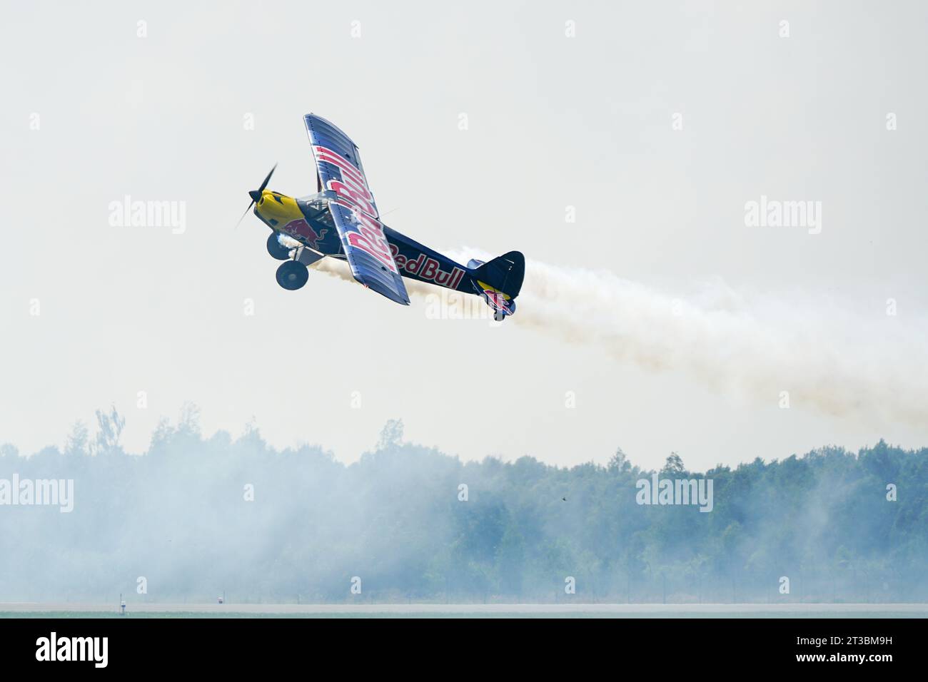 Liepaja, Lettonie- 06 août 2023 : avion Cub Crafters Carbon Cub SP-YHB au salon aérien, avion Red Bull avec le pilote Lukasz Czepiela Banque D'Images