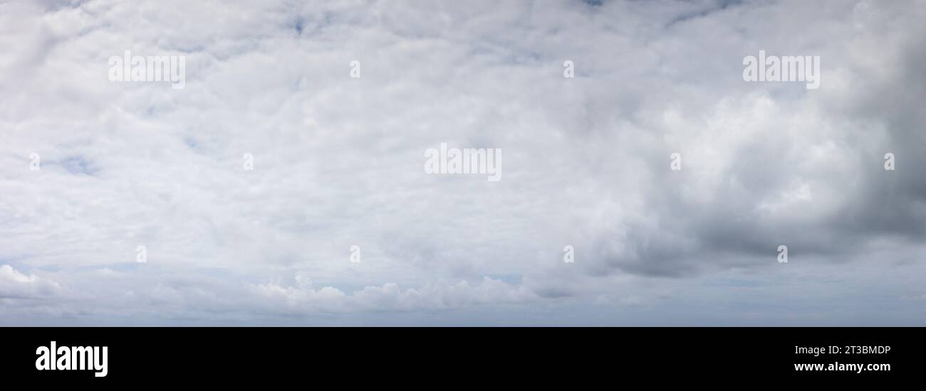 Ciel gris panoramique avec petites taches de ciel bleu Banque D'Images