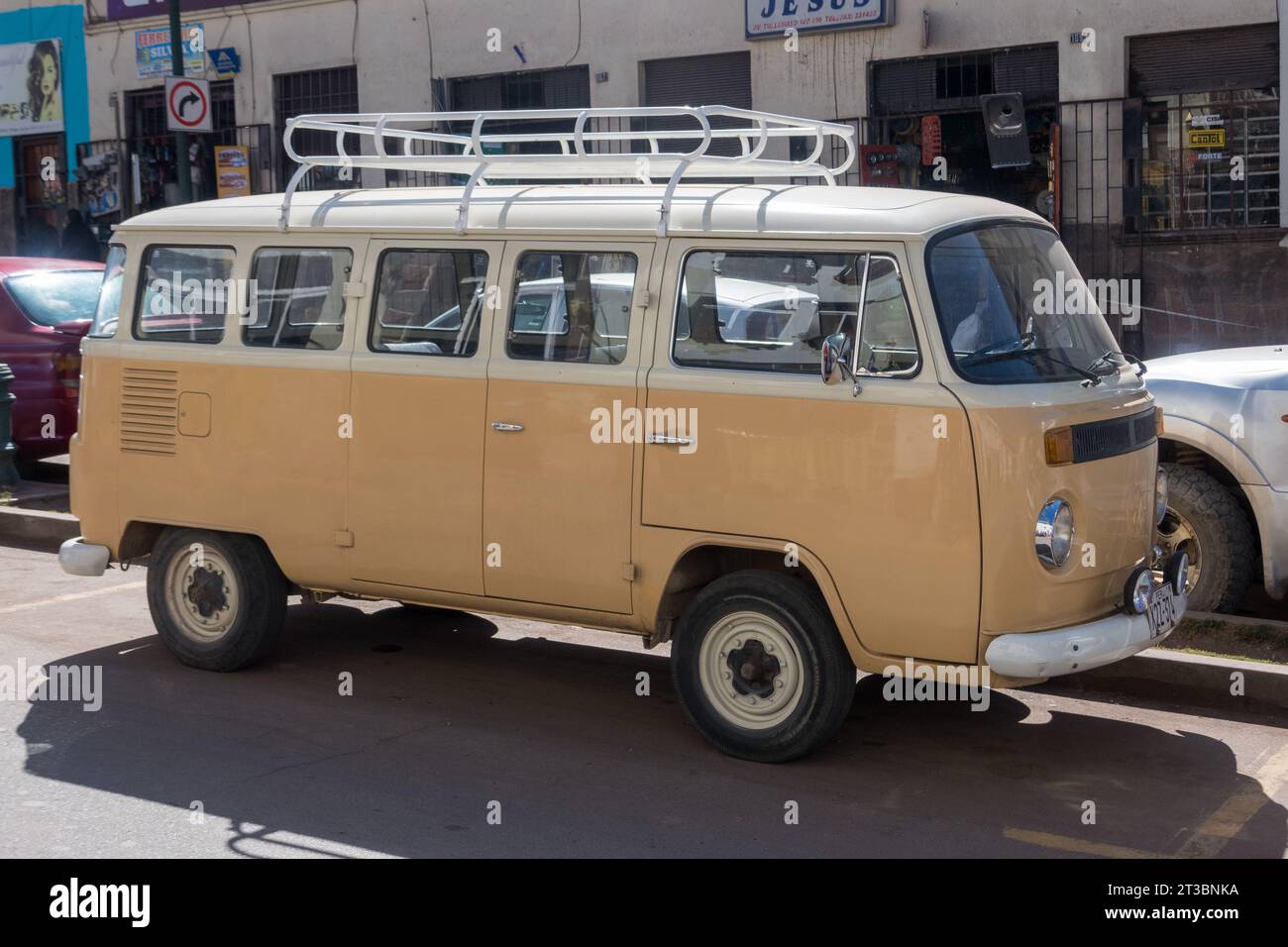 Bus jaune des années 60 Volkswagen dans la rue de Cusco, Pérou. Banque D'Images