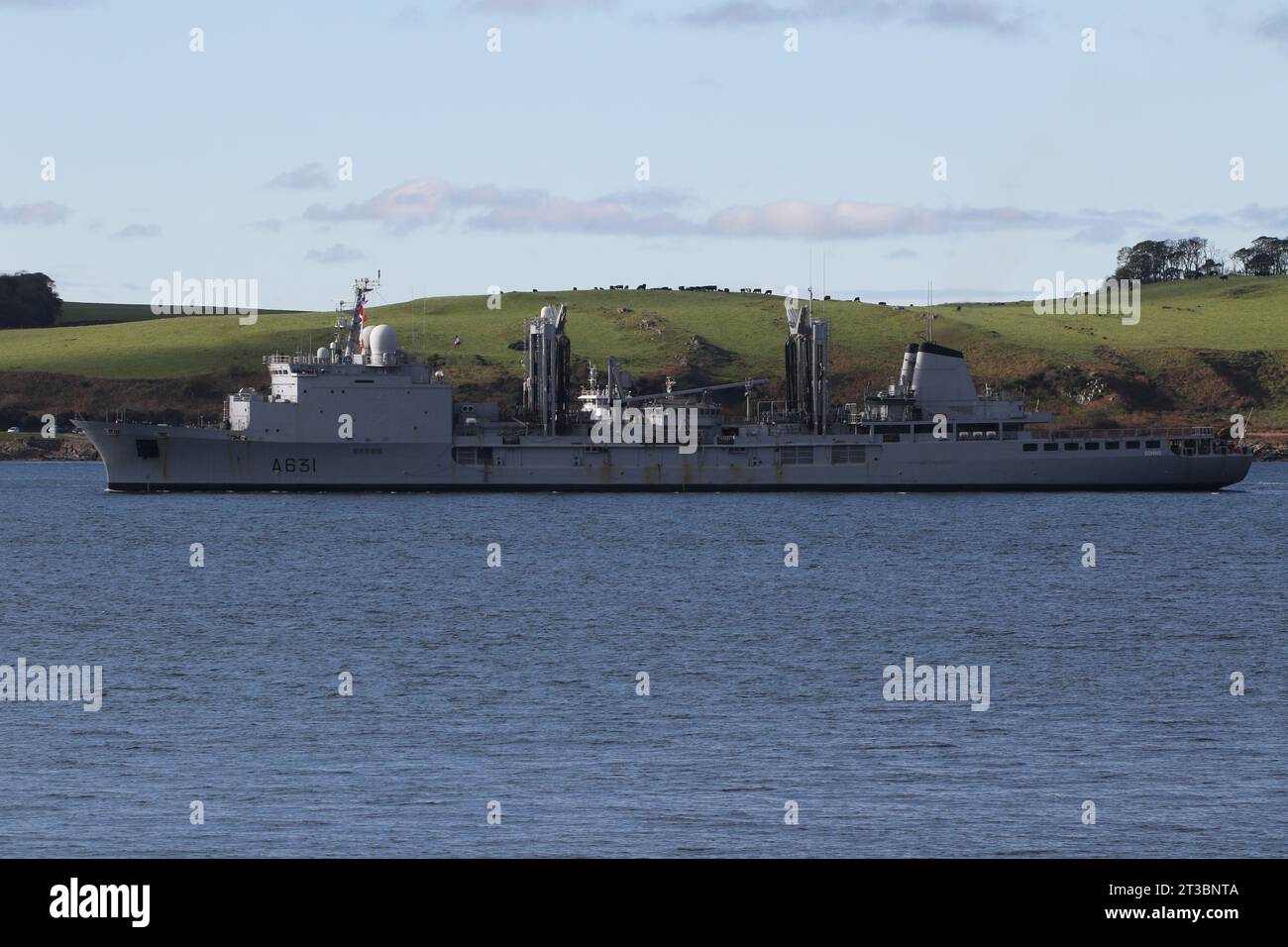 FS somme (A631), un graisseur de réapprovisionnement de classe Durance exploité par la Marine française, traversant le canal de Largs en route vers Hunterston sur le Firth of Clyde. Le navire est dans le Clyde pour participer à l'exercice joint Warrior 23-2. Banque D'Images