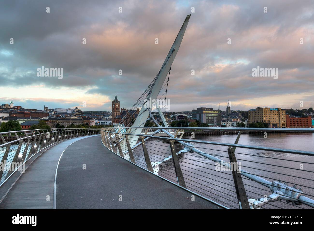 Le pont de la paix à Derry, en Irlande du Nord, est un symbole d'espoir et de réconciliation, reliant deux communautés qui étaient autrefois divisées par le conflit. Banque D'Images