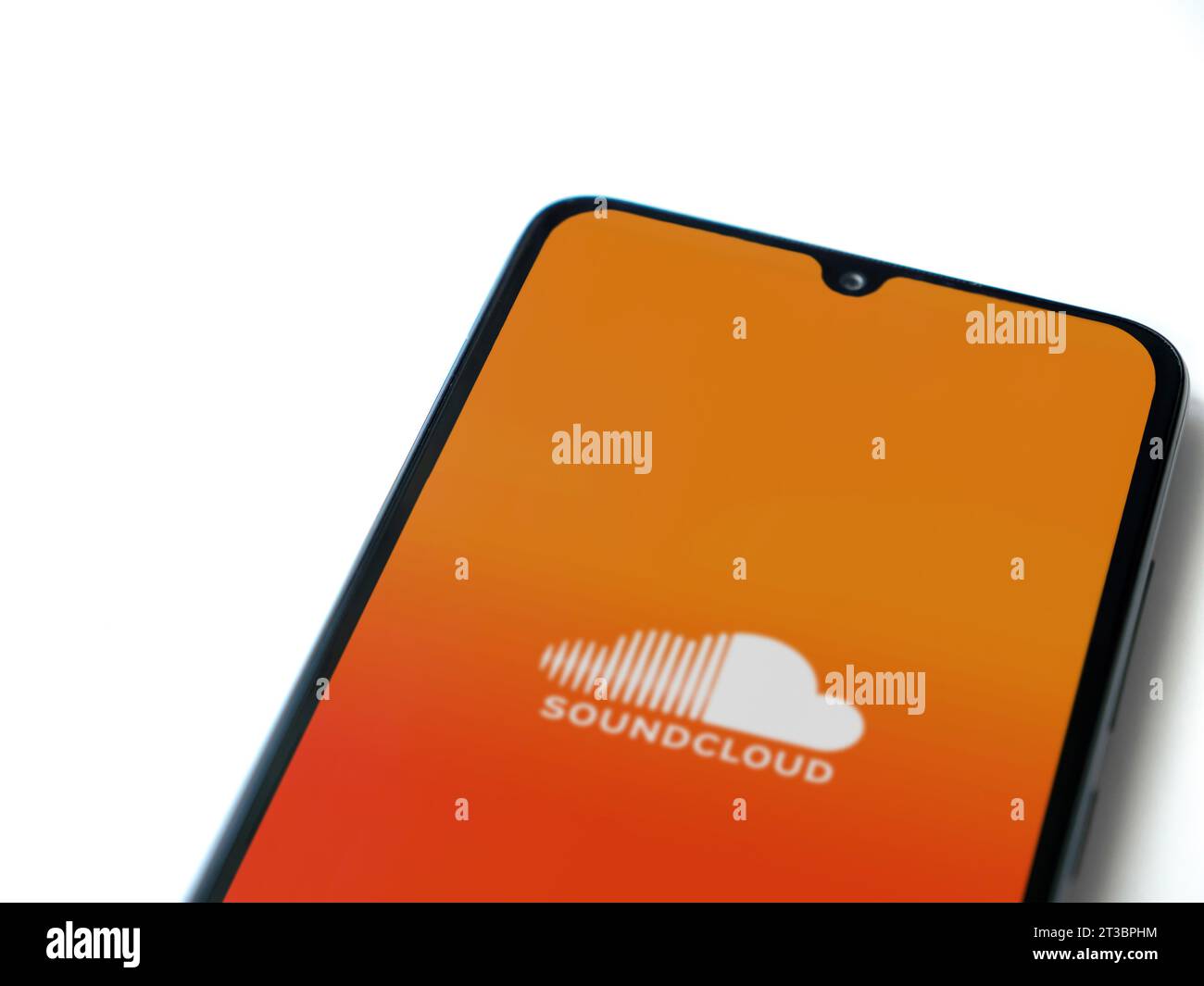 LOD, Israël - 16 juillet 2023 : écran de lancement de l'application SoundCloud sur smartphone sur fond blanc. Vue de dessus à plat avec espace de copie. Banque D'Images
