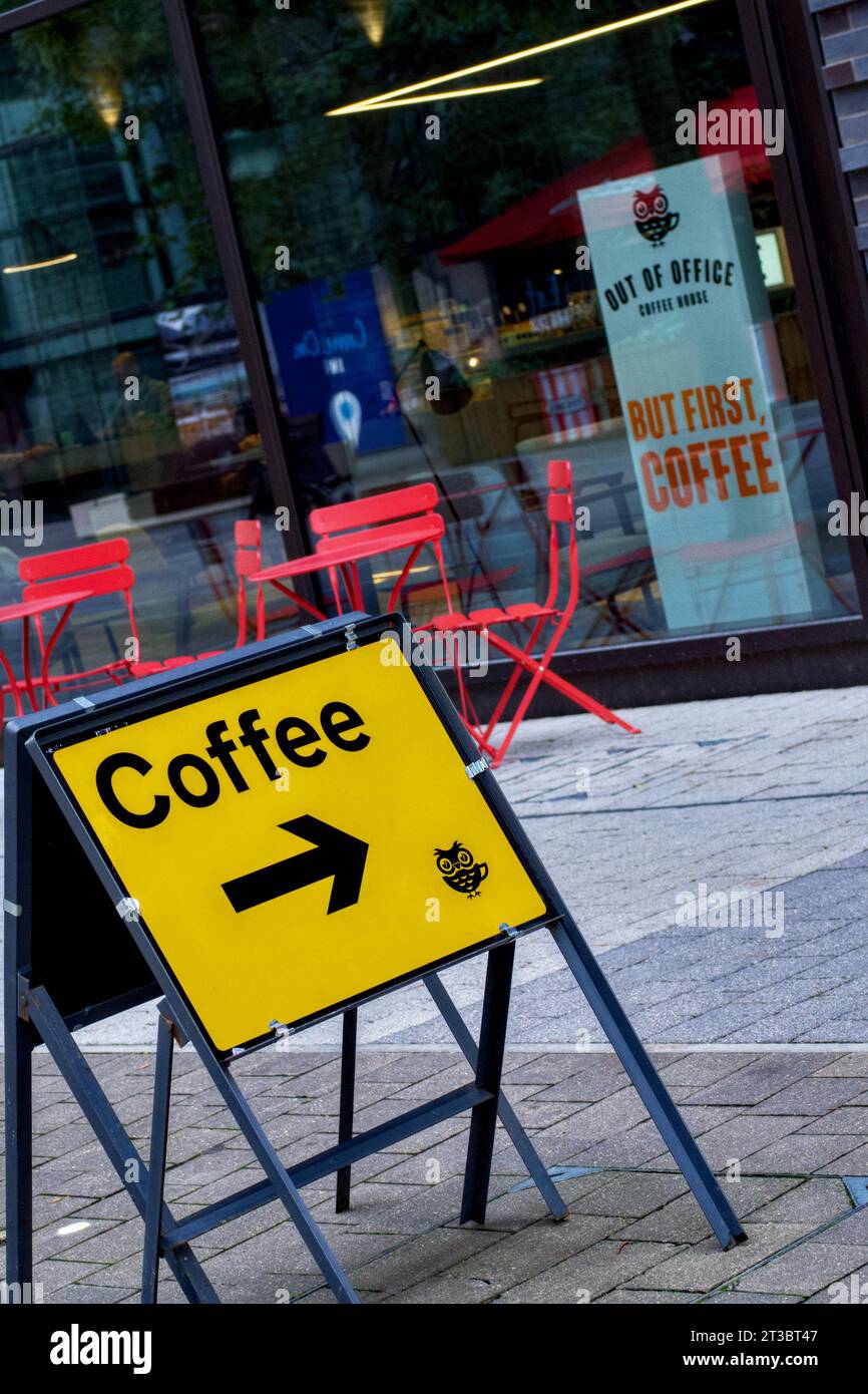 Panneau de direction de la rue pour le café, Wembley Park Boulevard, Borough of Brent, Londres, Angleterre, ROYAUME-UNI Banque D'Images