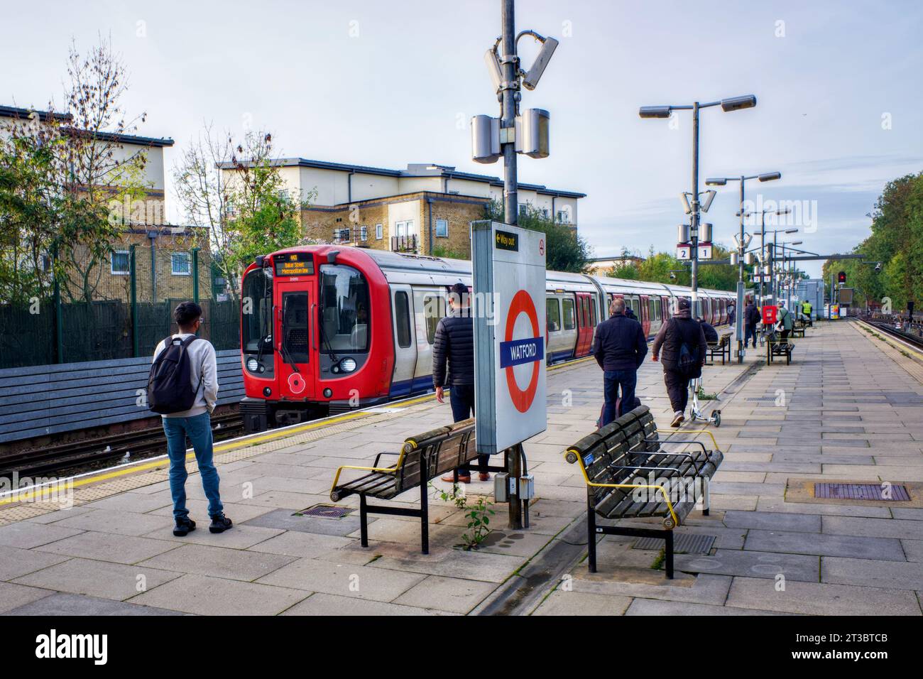 Train de la gare de Watford Metropolitan Line arrivant avec des passagers attendant sur le quai, Watford, Hertfordshire, Angleterre, Royaume-Uni Banque D'Images