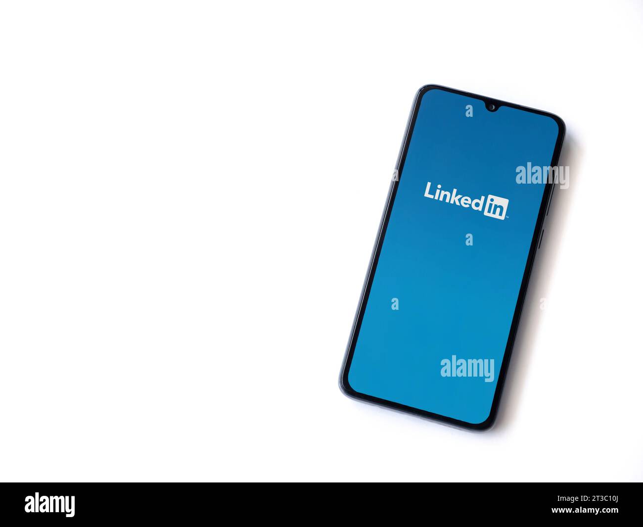 LOD, Israël - 16 juillet 2023 : écran de lancement de l'application LinkedIn sur smartphone sur fond blanc. Vue de dessus à plat avec espace de copie. Banque D'Images