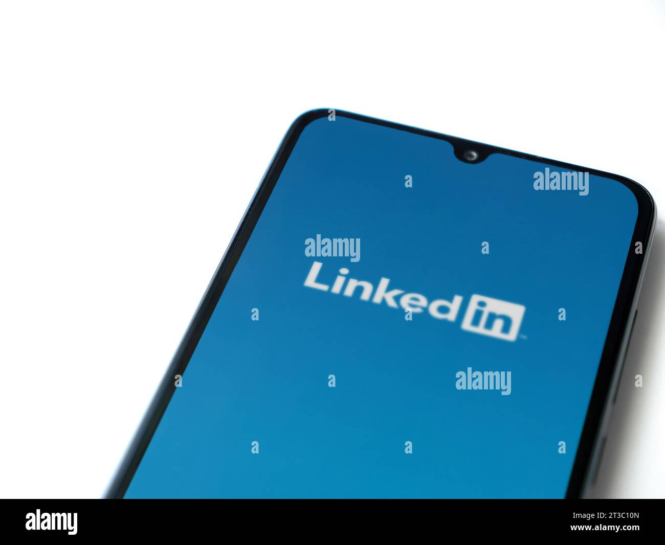 LOD, Israël - 16 juillet 2023 : écran de lancement de l'application LinkedIn sur smartphone sur fond blanc. Vue de dessus à plat avec espace de copie. Banque D'Images