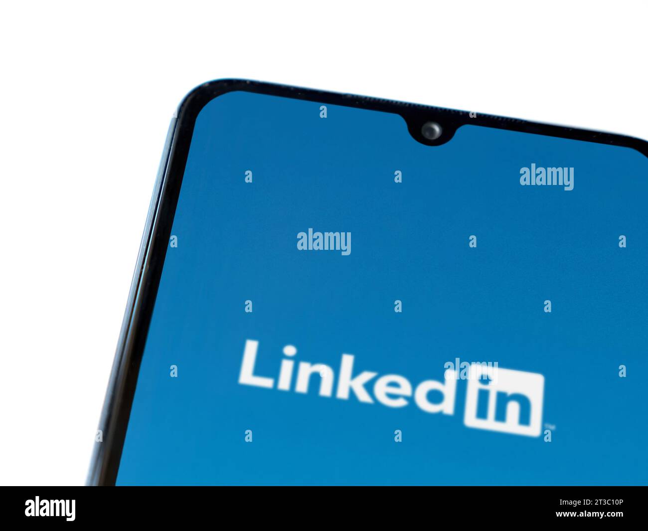 LOD, Israël - 16 juillet 2023 : écran de lancement de l'application LinkedIn sur smartphone sur fond blanc. Vue de dessus à plat avec espace de copie. Banque D'Images