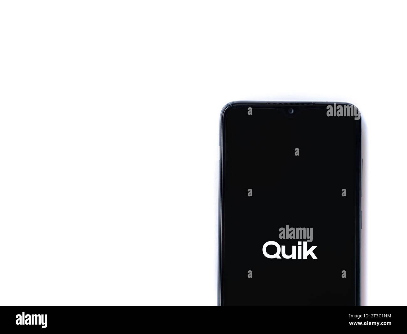 LOD, Israël - 16 juillet 2023 : GoPro Quik - écran de lancement de l'application Video Editor sur smartphone sur fond blanc.. Vue de dessus à plat avec espace de copie. Banque D'Images