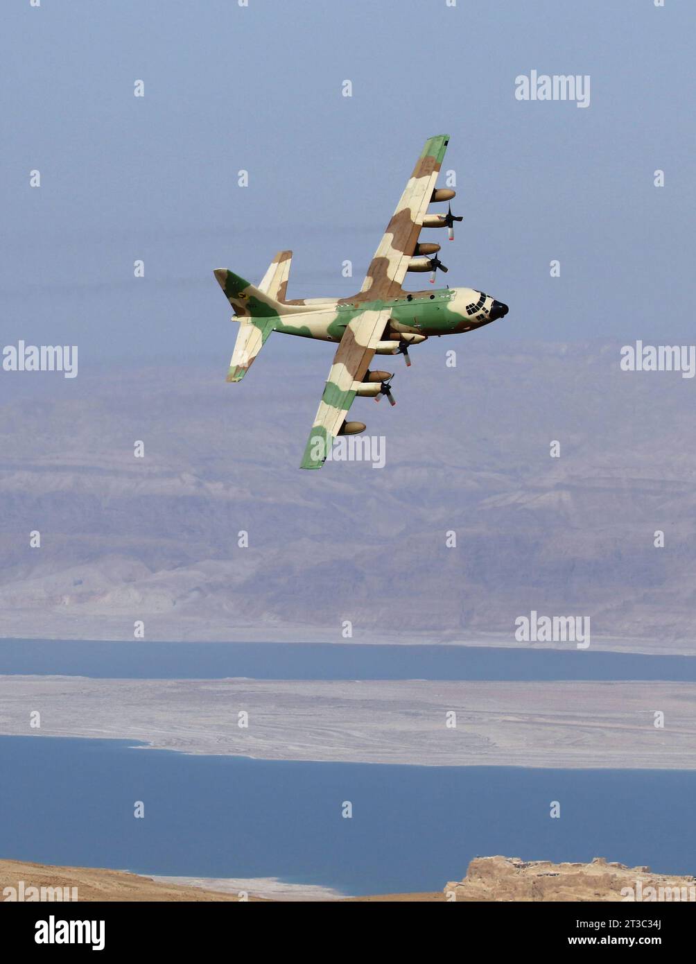 Armée de l'air israélienne KC-130H Karnaf volant à basse altitude au-dessus de la mer Morte. Banque D'Images